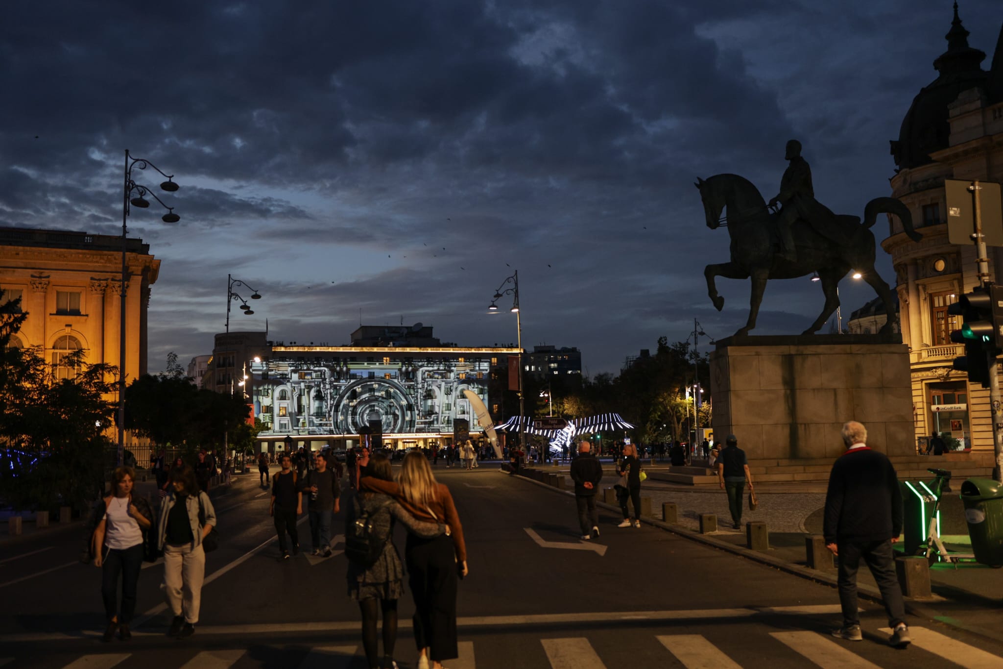 A început Spotlight în București: Spectacole de video mapping pe clădiri celebre, până duminică I VIDEO