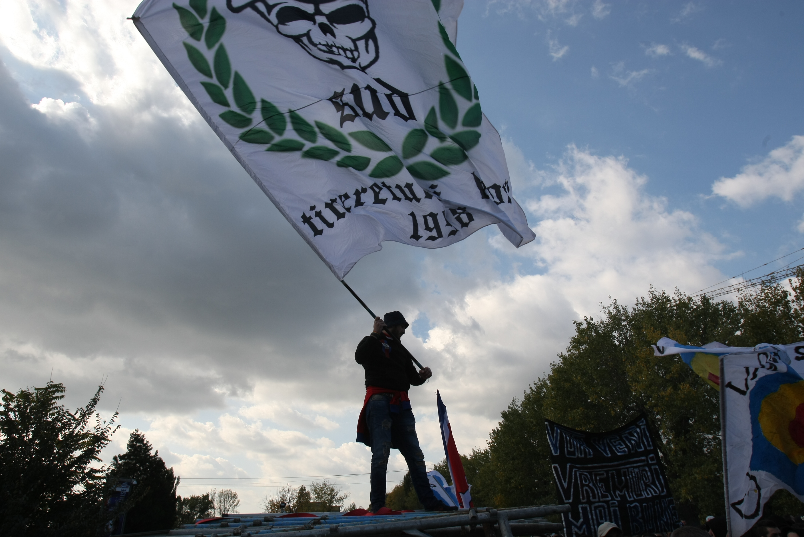 Fanii își cer în stradă Steaua înapoi. ^1.000 de oameni, la mitingul suporterilor. Gigi Becali e liniștit: ”N-am nici o grijă, sunt teribiliști” / FOTO
