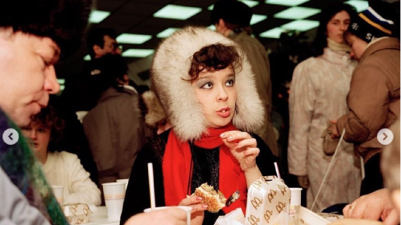 A murit Martin Parr, fotograful deschiderii primului Mc Donald's din Moscova: „Oamenii stau la o coadă imensă pentru prostii americane dezgustătoare”