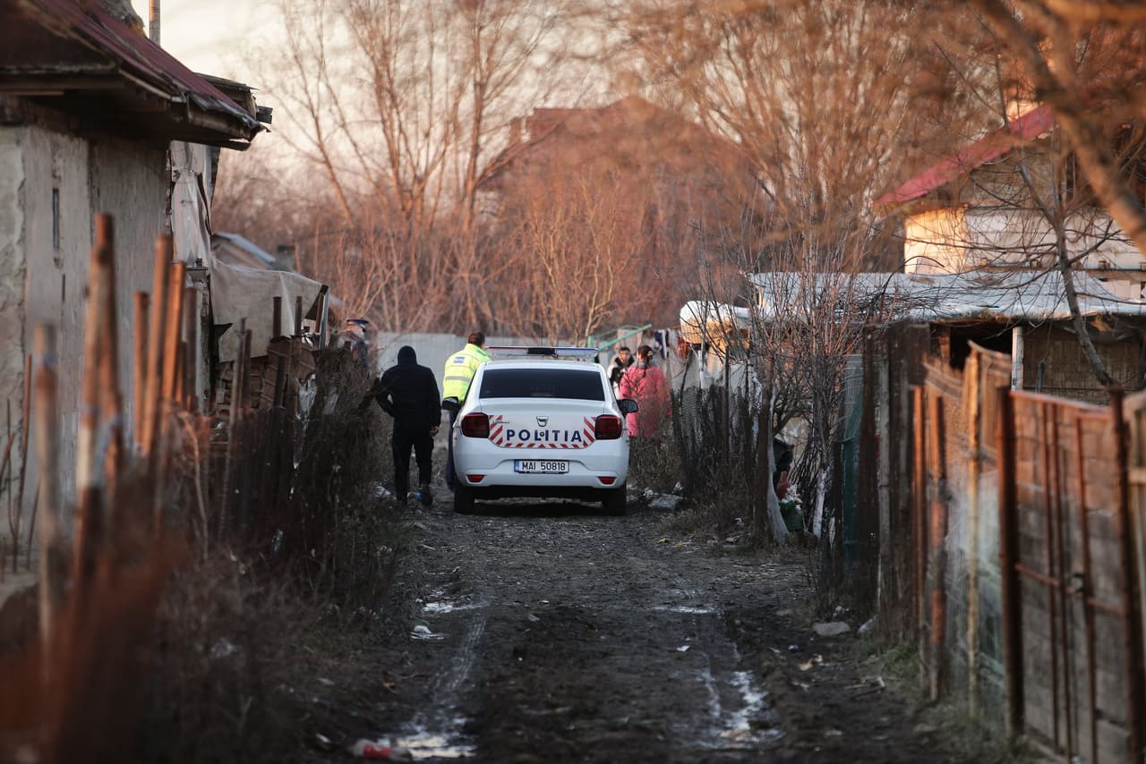 Percheziții la casele familiei agresorului de la Bolintin. Tânărul, adus la el acasă de poliție pentru o reconstituire