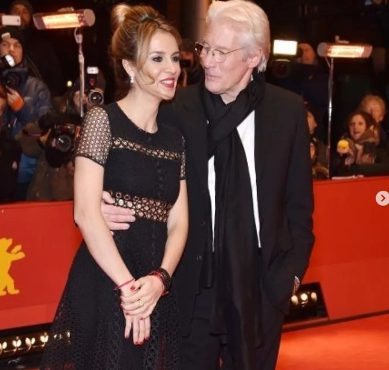 Richard Gere s-a mutat în Spania de dragul soției și spune că este mai fericit ca niciodată. „A fost foarte generoasă oferindu-mi șase ani în care a trăit în lumea mea”