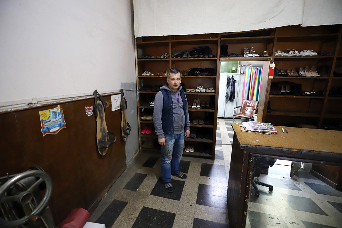 Ultimii pantofari din București își privesc mucalit sfârșitul iminent. „Urmează miresele încălțate cu adidași, ca să fie lucrurile clare” | Reportaj