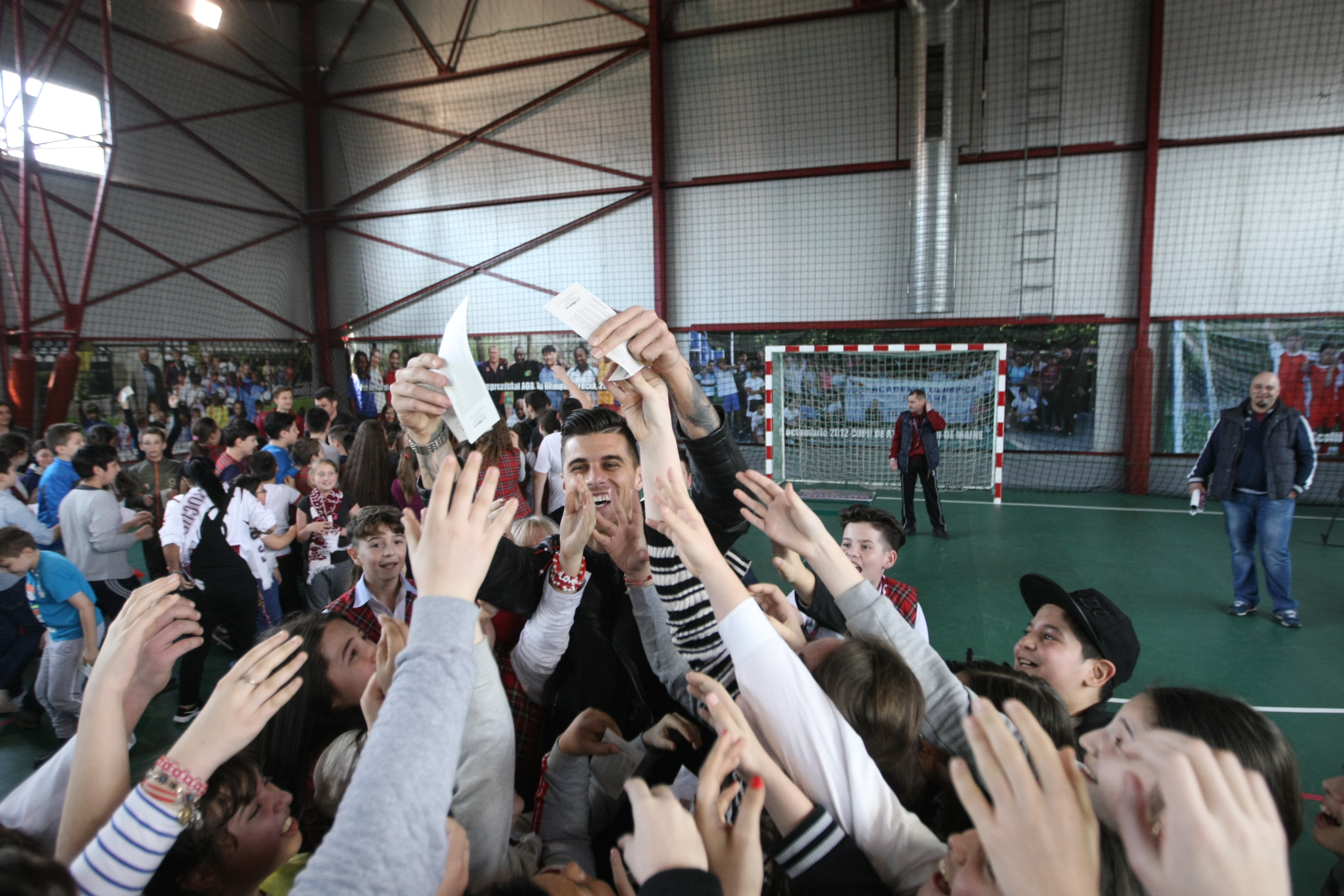 Rapidiștii au împărțit bilete la Școala nr. 162 din Giulești. Vineri, Rapid - Dunărea Călărași, derby-ul din Liga 2/ FOTO