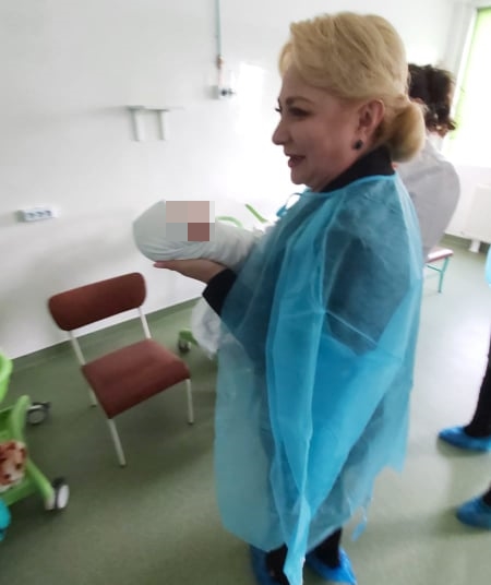 Viorica Dăncilă și Sorina Pintea, criticate pe rețelele de socializare după ce s-au pozat ținând nou-născuți în brațe