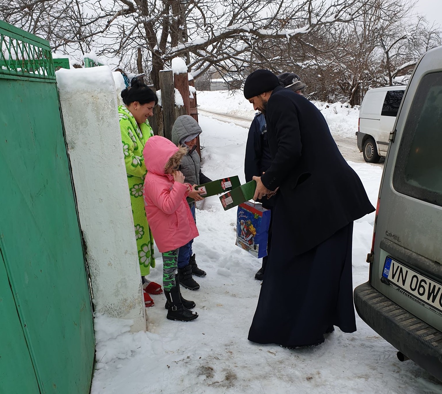 REPORTAJ/ Povestea impresionantă a preotului căruia copiii îi spun “tati” | FOTO&VIDEO
