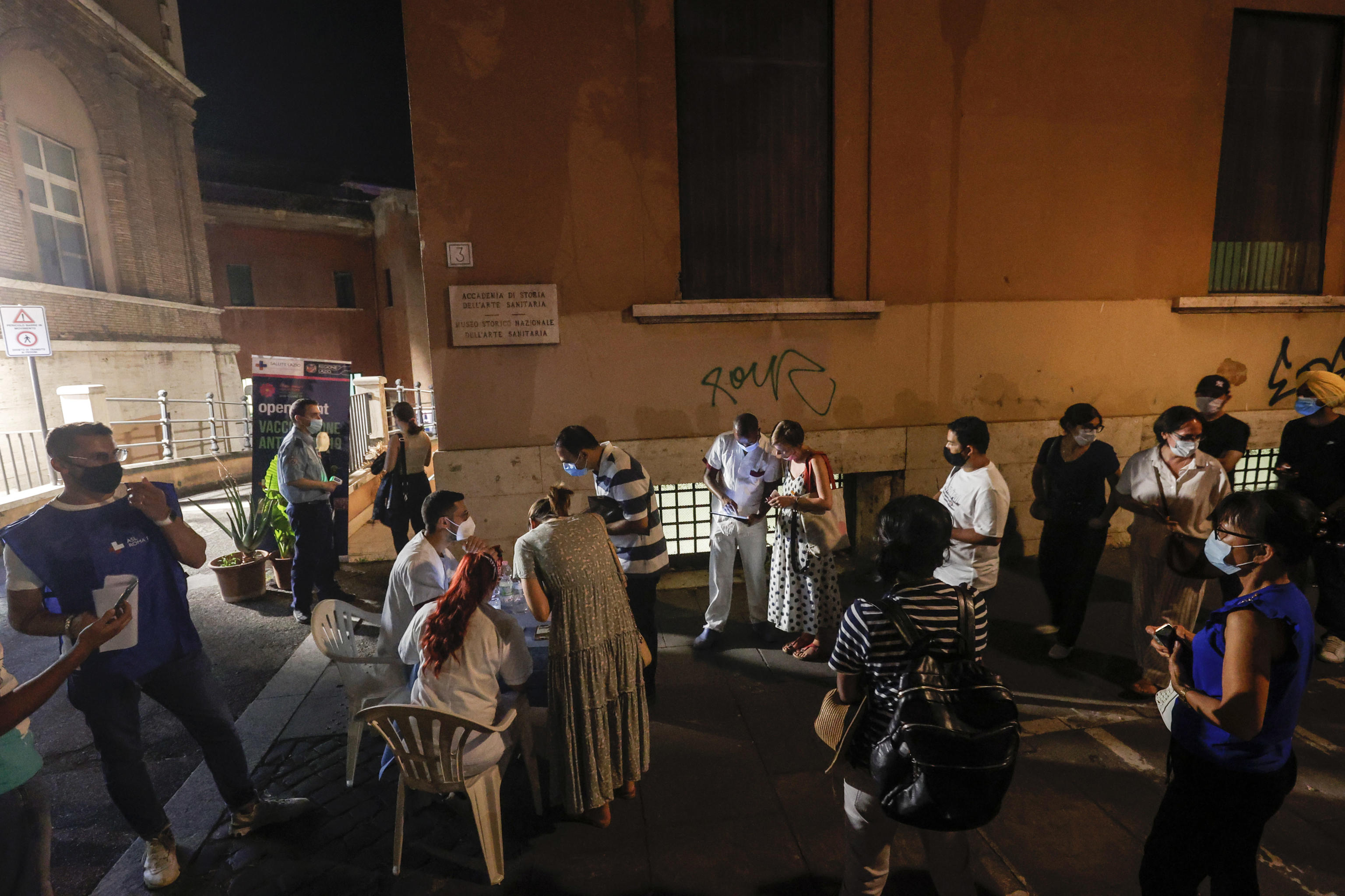 Vaccinare noaptea, cu jazz, cafea și croissant gratis, pentru oamenii fără adăpost, în Italia