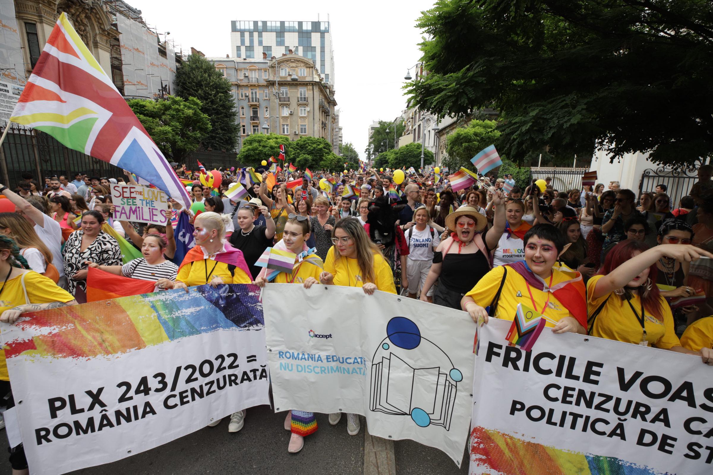Aproape 25.000 de oameni au participat la Bucharest Pride, la câteva ore după ce 150 de persoane au luat parte la „Marșul normalității”