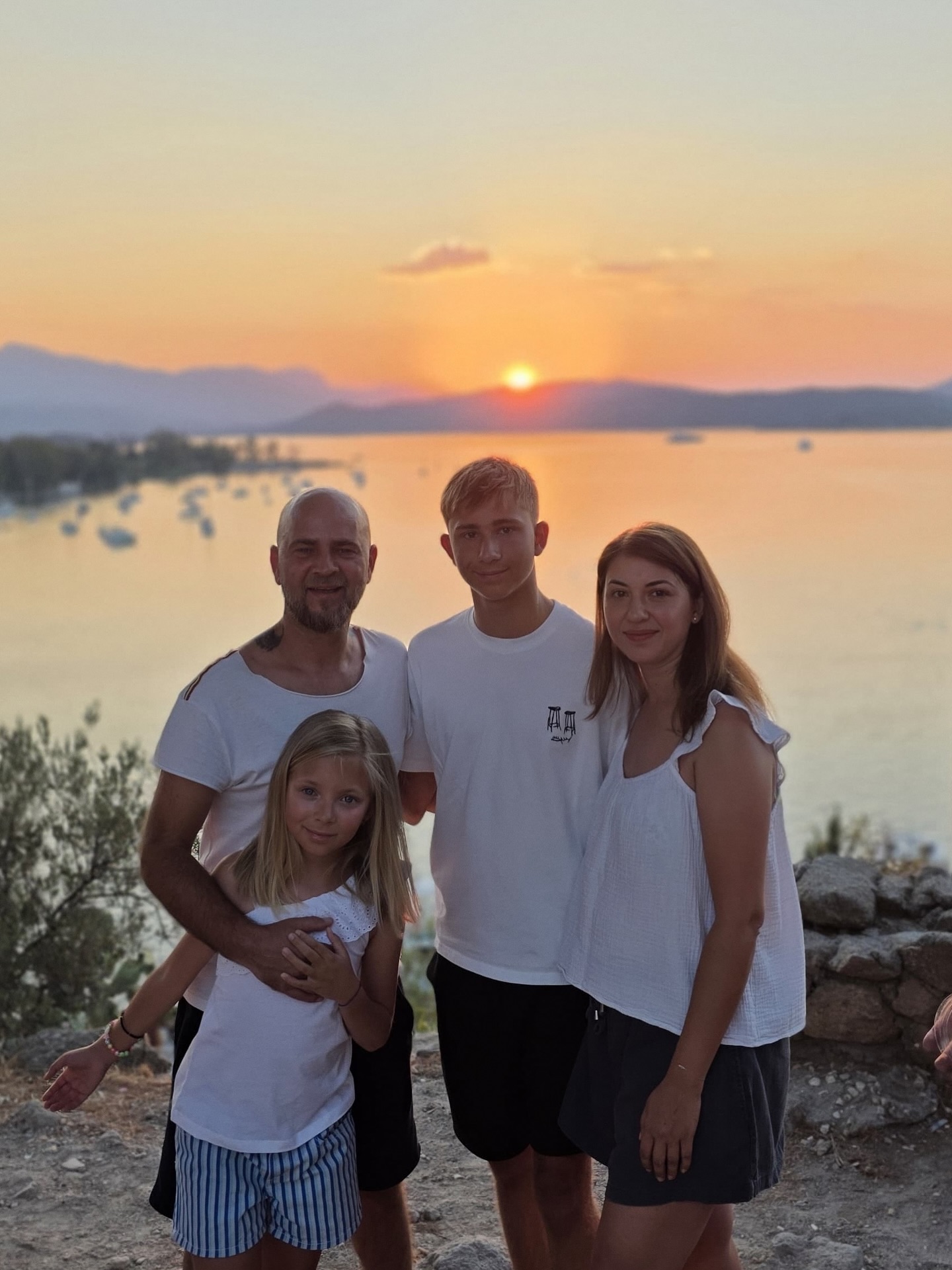 Cum au apărut soția și copiii lui Cosmin Seleși în Bali. Ce familie frumoasă are actorul. „La mulți ani, iubita mea!”