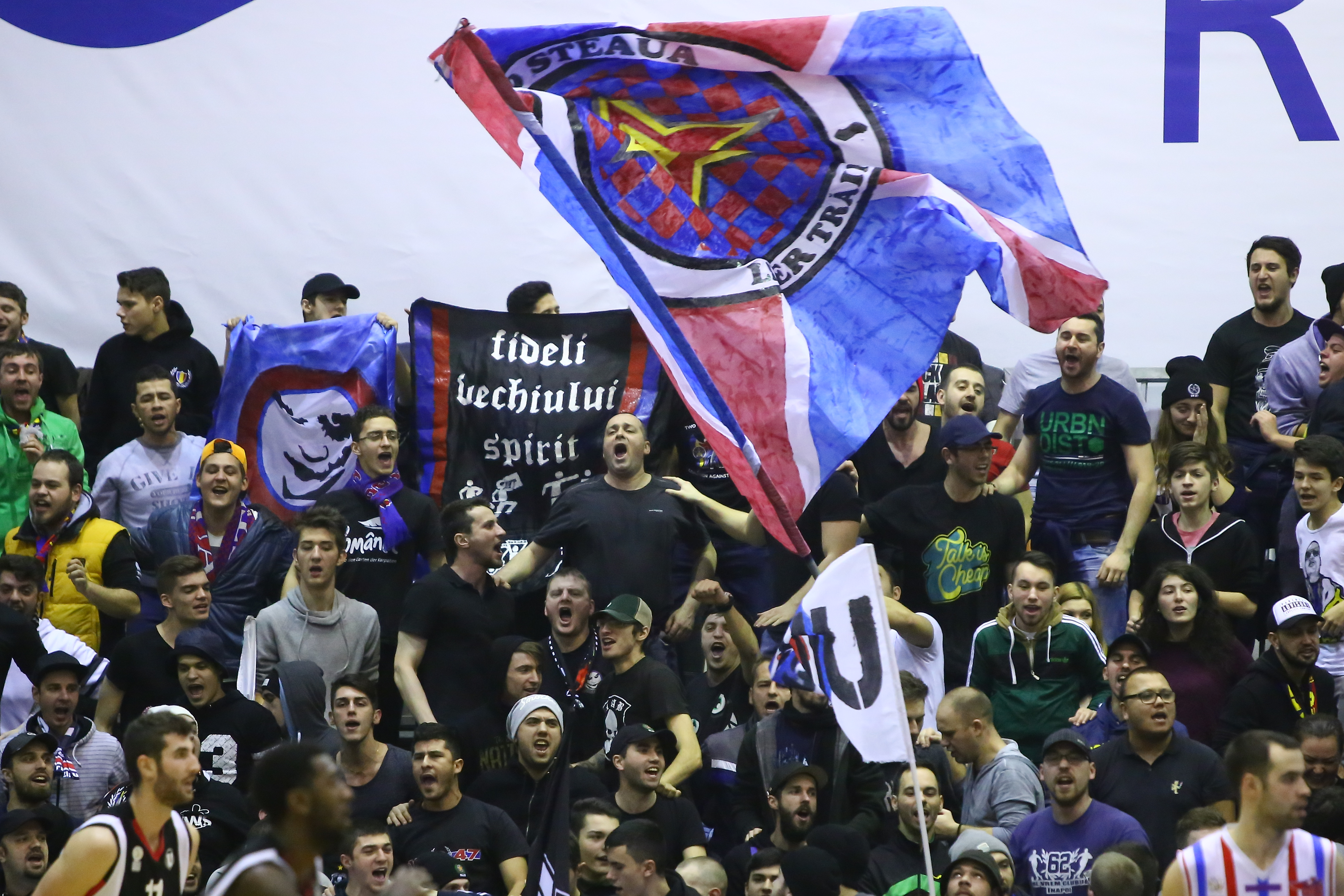 SCANDALUL MARCA STEAUA / Ultrașii au protestat la baschet: "NU FCSB" / GALERIE FOTO