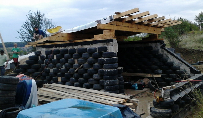Un orădean și-a ridicat o casă Earthship, cu pereți din 600 de cauciucuri vechi GALERIE FOTO