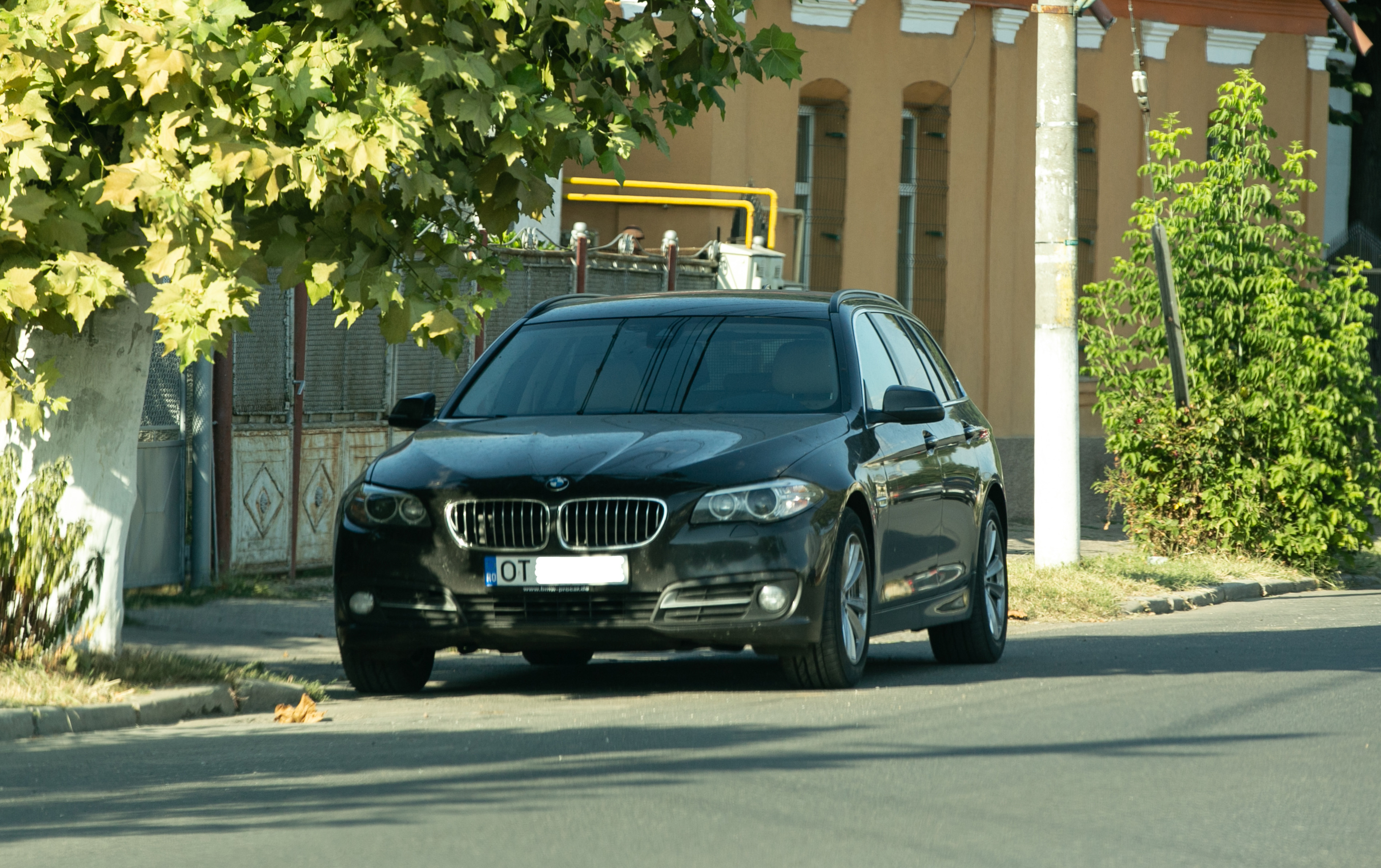 Caracal, orașul contrastelor: mașini de zeci de mii de euro la polul sărăciei