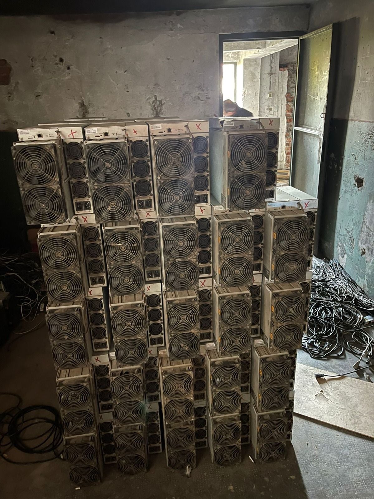 Cum arată o fermă clandestină de minat criptomonede. ANAF a găsit una la Satu Mare