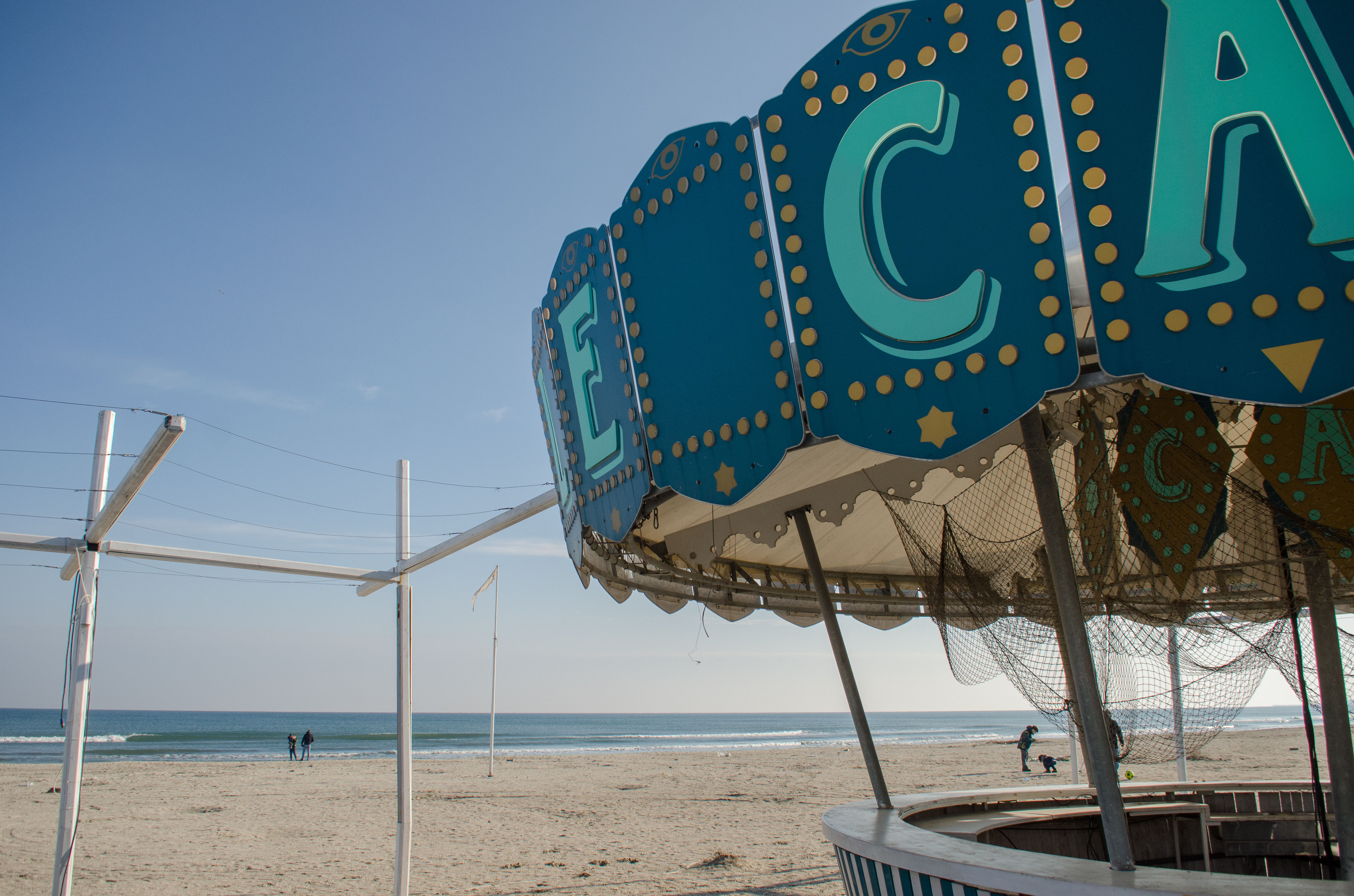 GALERIE FOTO/Ultima zi din an la malul mării. Plaja din Mamaia pe 31 decembrie, la 10 grade Celsius