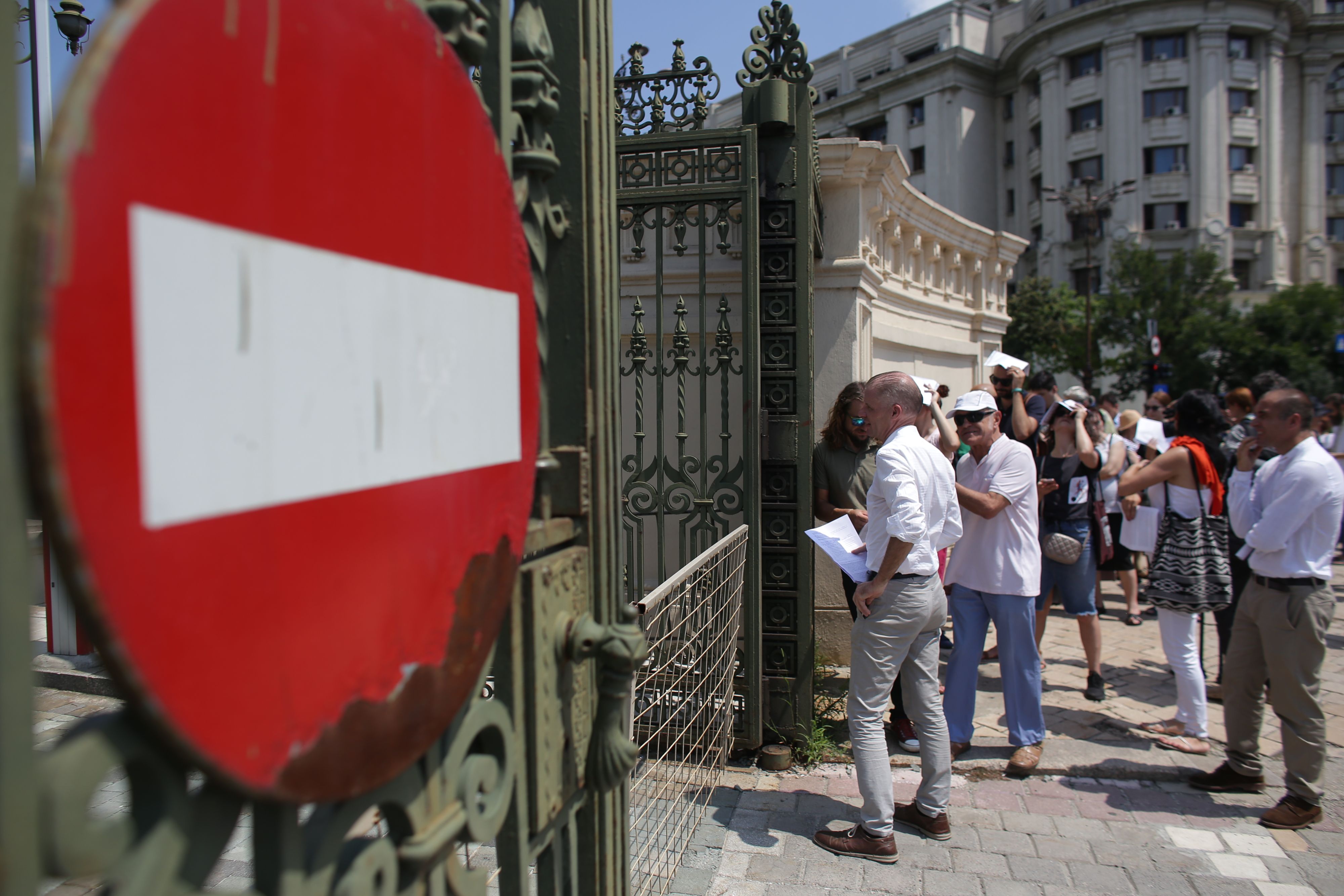 Românii cer CCR să intervină asupra noului Cod Penal, prin campania "Stăm la coadă pentru democraţie"