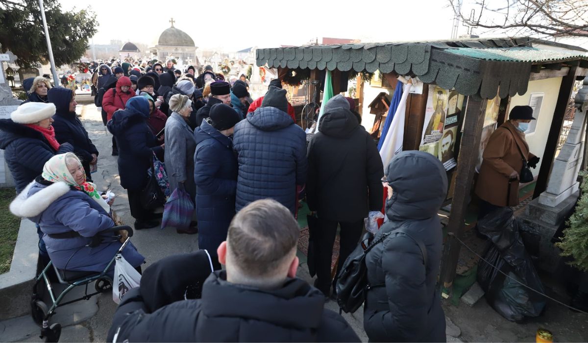 Coada de sute de oameni la mormântul preotului legionar Ilie Lăcătușu, canonizat de BOR în 2024: „L-am cunoscut personal”