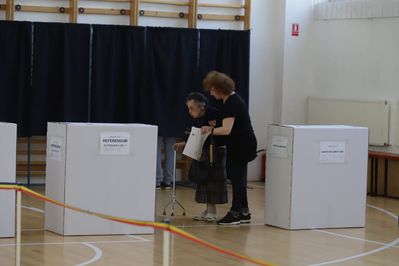 FOTO/ O bătrână de 97 de ani a mers să voteze în același timp cu Traian Băsescu