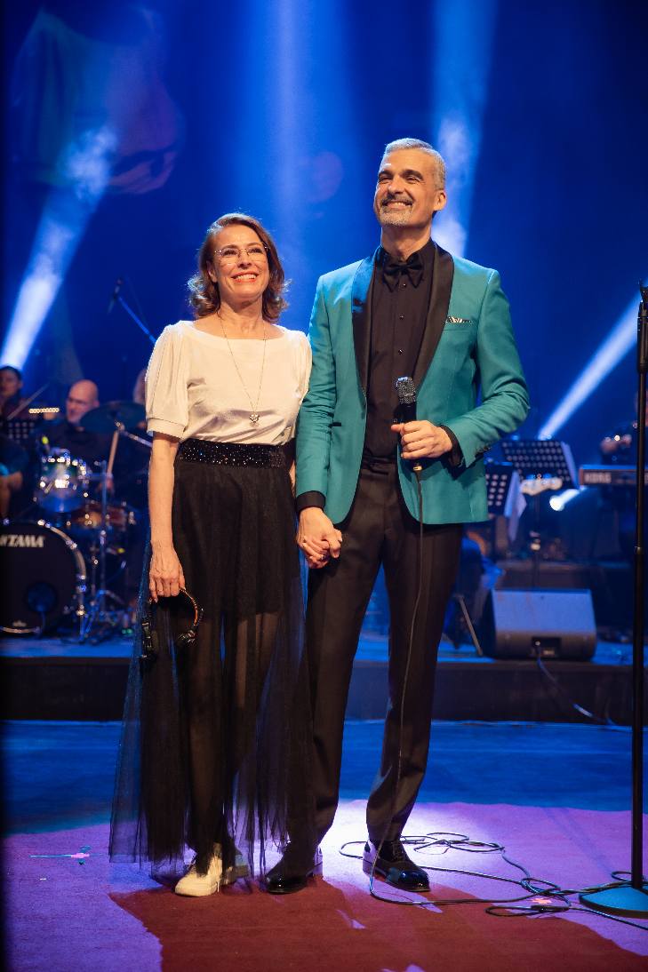 Cum a apărut Alina, văduva lui Gabriel Cotabiță, la 6 luni de la moartea artistului. Nu a renunțat la doliu și a fost surprinsă plângând