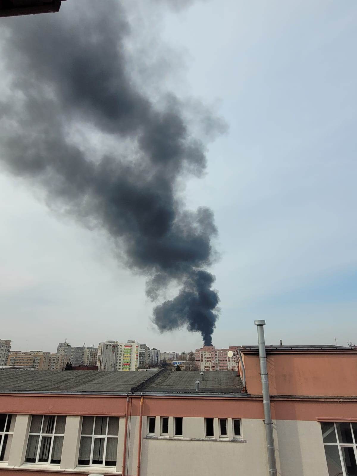 Incendiu puternic pe acoperișul unui bloc, în cartierul Rahova din București. FOTO