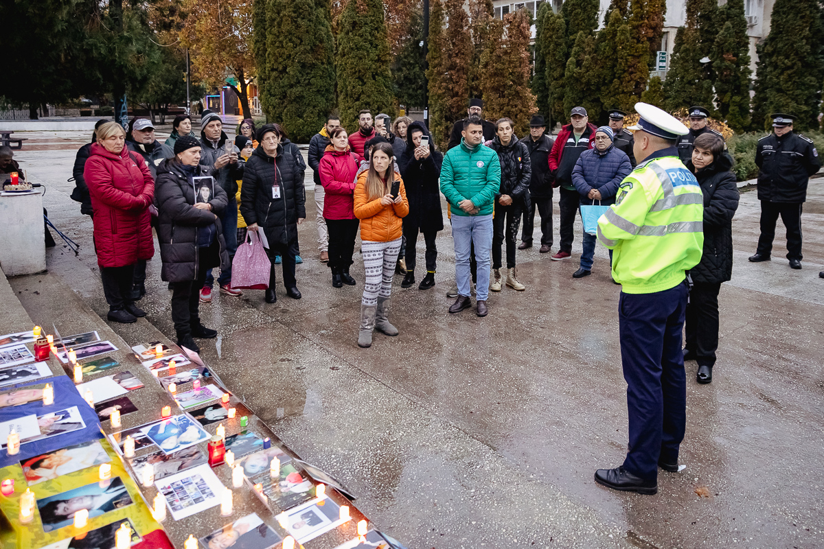 REPORTAJ. Victimele accidentelor auto au fost comemorate, la Bârlad, cu preot şi poliţişti: „Să nu mai avem asfalt însângerat!”