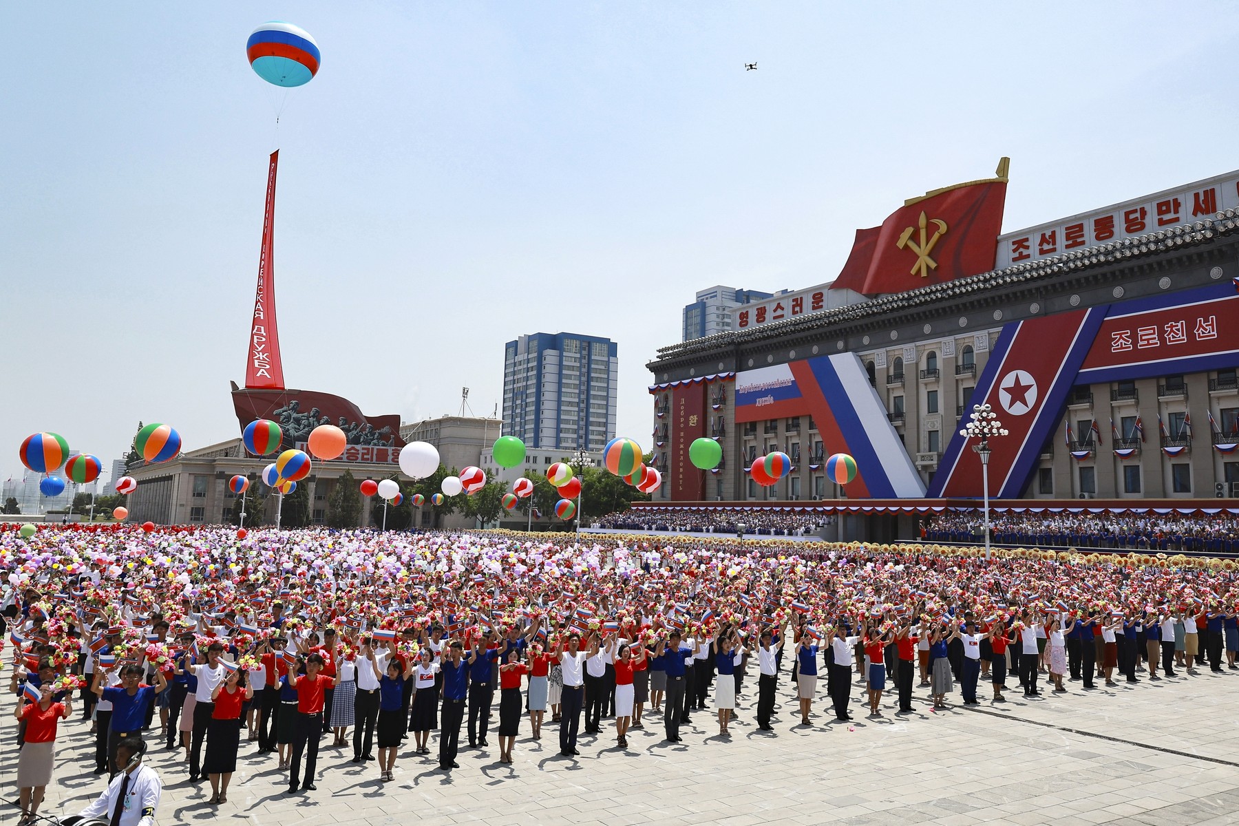 Vladimir Putin, primit cu pompă la Phenian: mii de nord-coreeni, inclusiv copii, au pus în scenă un spectacol pentru dictatorul rus