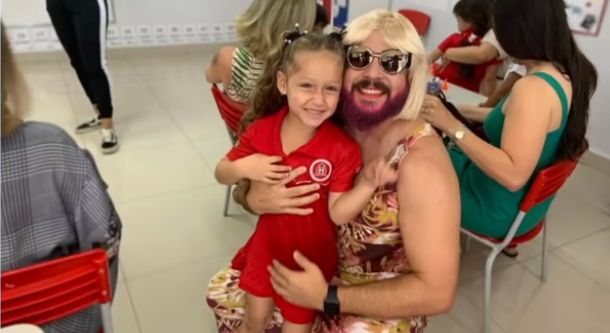 Un bărbat rămas văduv s-a îmbrăcat în femeie ca să-i facă pe plac fiicei sale la școală | FOTO