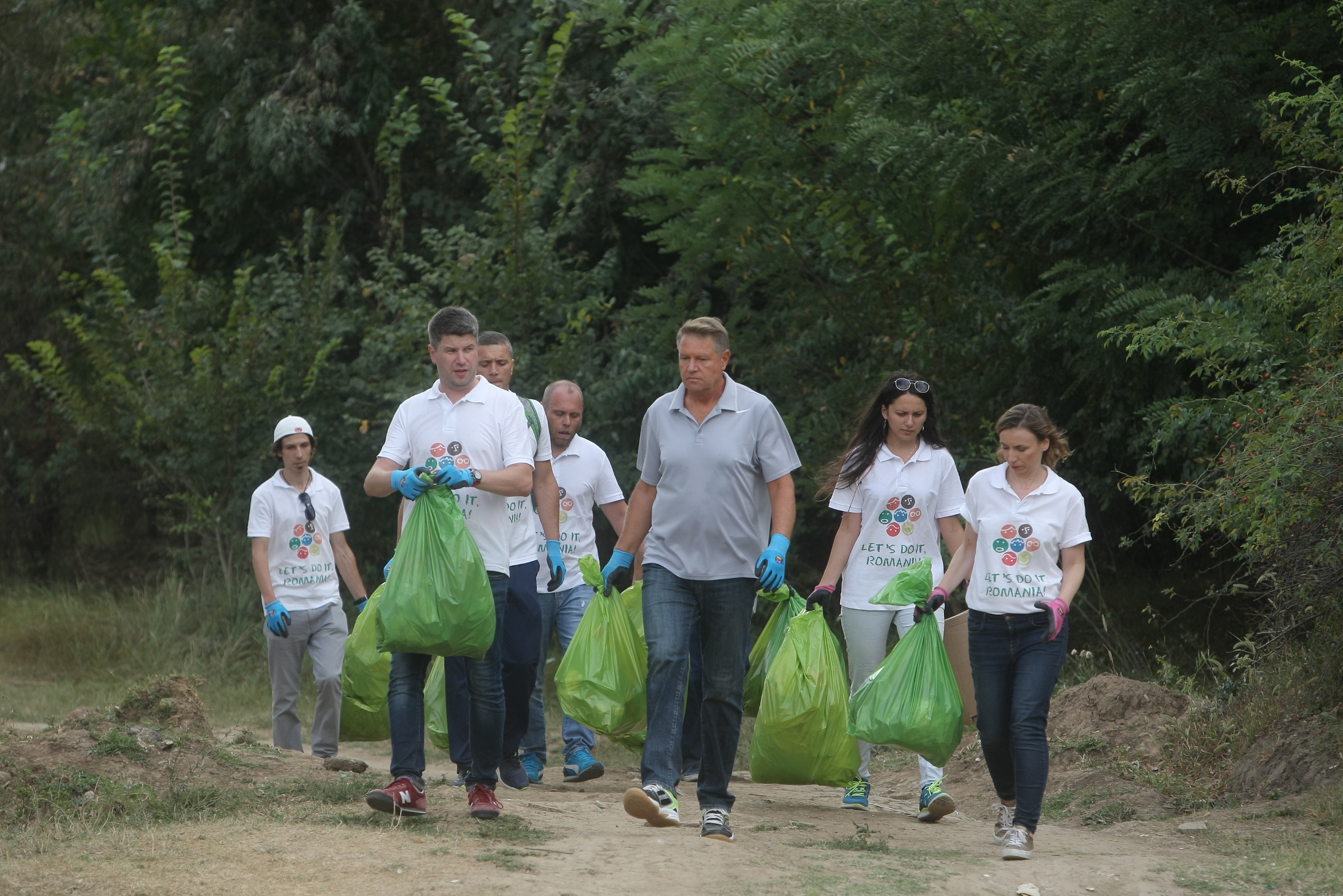 FOTO / Klaus Iohannis a adunat gunoaie în pădurea Cernica: "Mulți consideră că natura este un fel de groapă de gunoi"