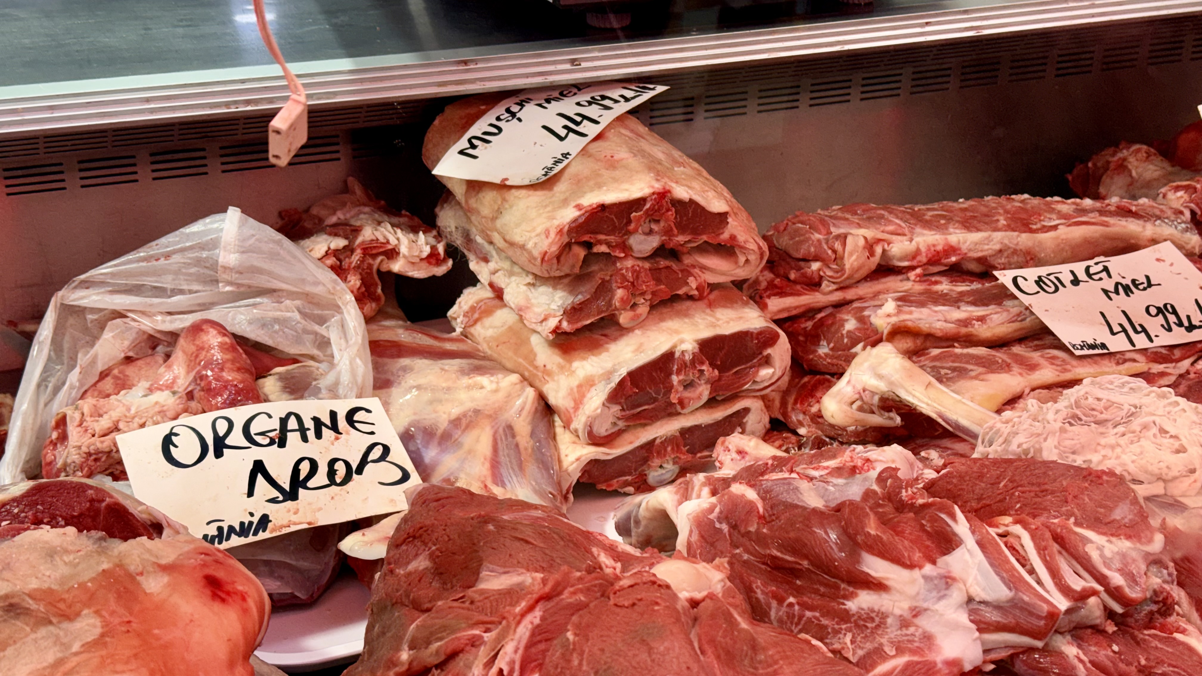 Preț miei Paște 2026. Cât costă kilogramul de carne de miel la București? „Am luat jumătate și am terminat bâlciul!”