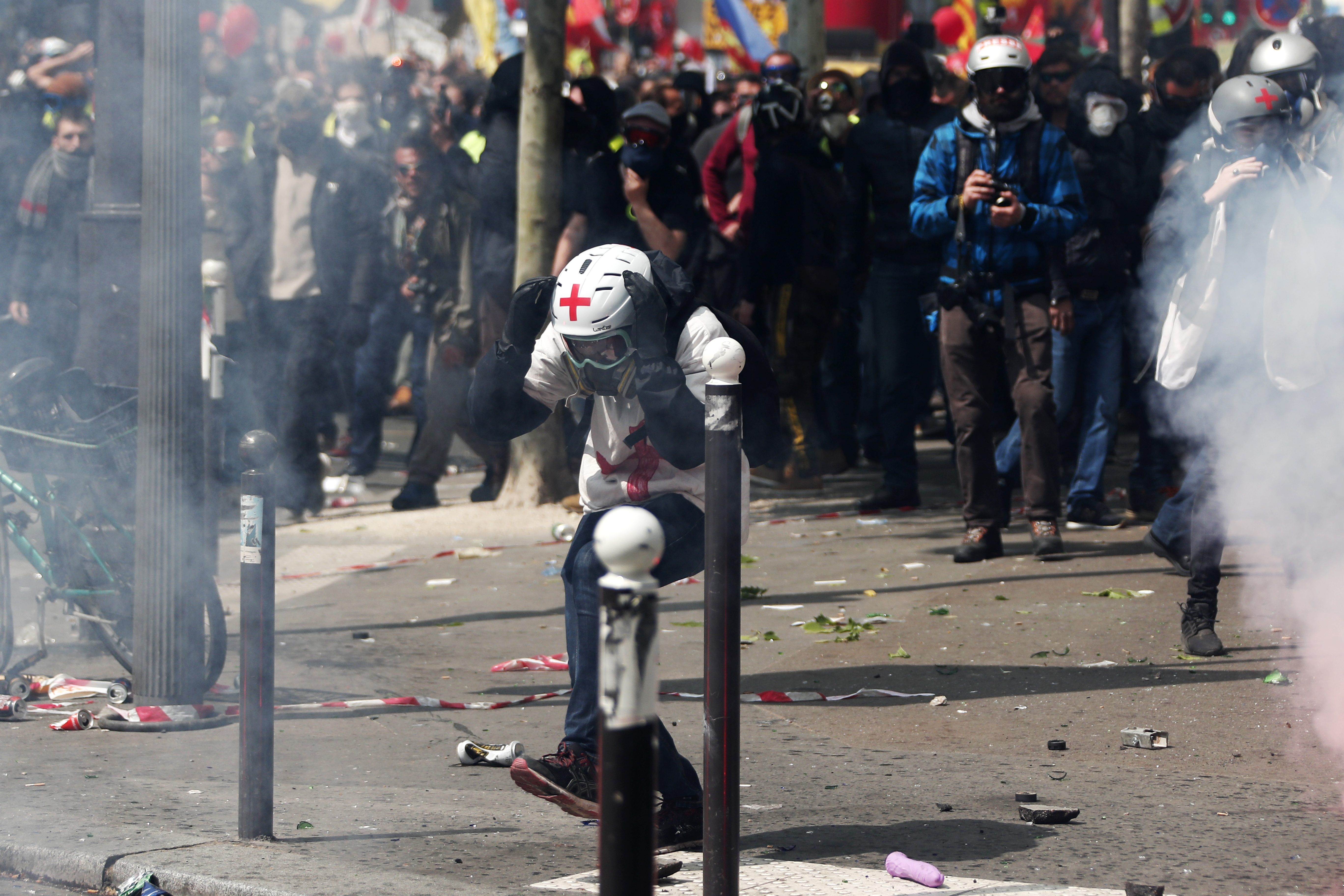Violențe la mitingul de 1 Mai de la Paris. Poliția a făcut arestări și a lansat gaze lacrimogene (FOTO)