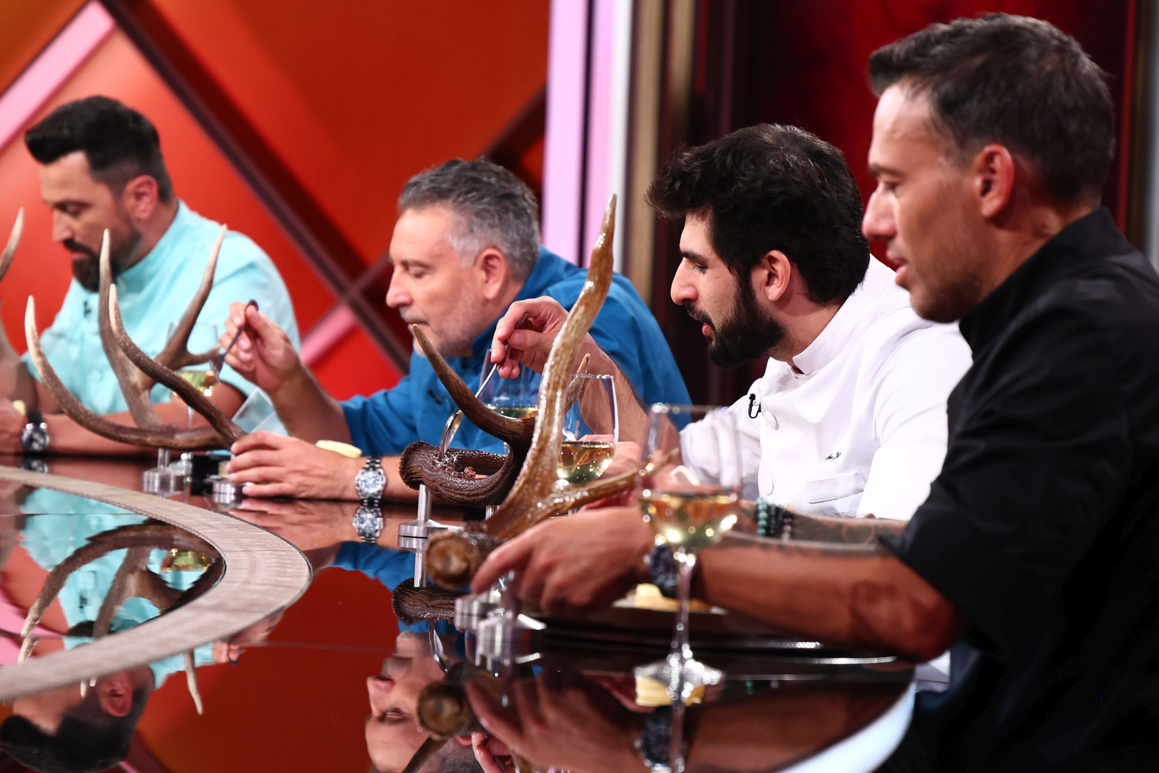 Chef Orlando Zaharia a obținut astfel prima victorie la amuletă din acest sezon „Chefi la cuțite”. Cine i-a pus în dificultate pe jurați