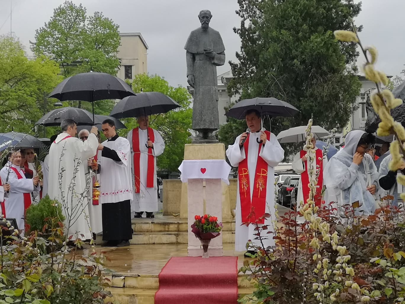 FOTO & VIDEO / Catolicii sărbătoresc azi Floriile. Procesiunea de pe străzile Capitalei s-a desfășurat pe ploaie