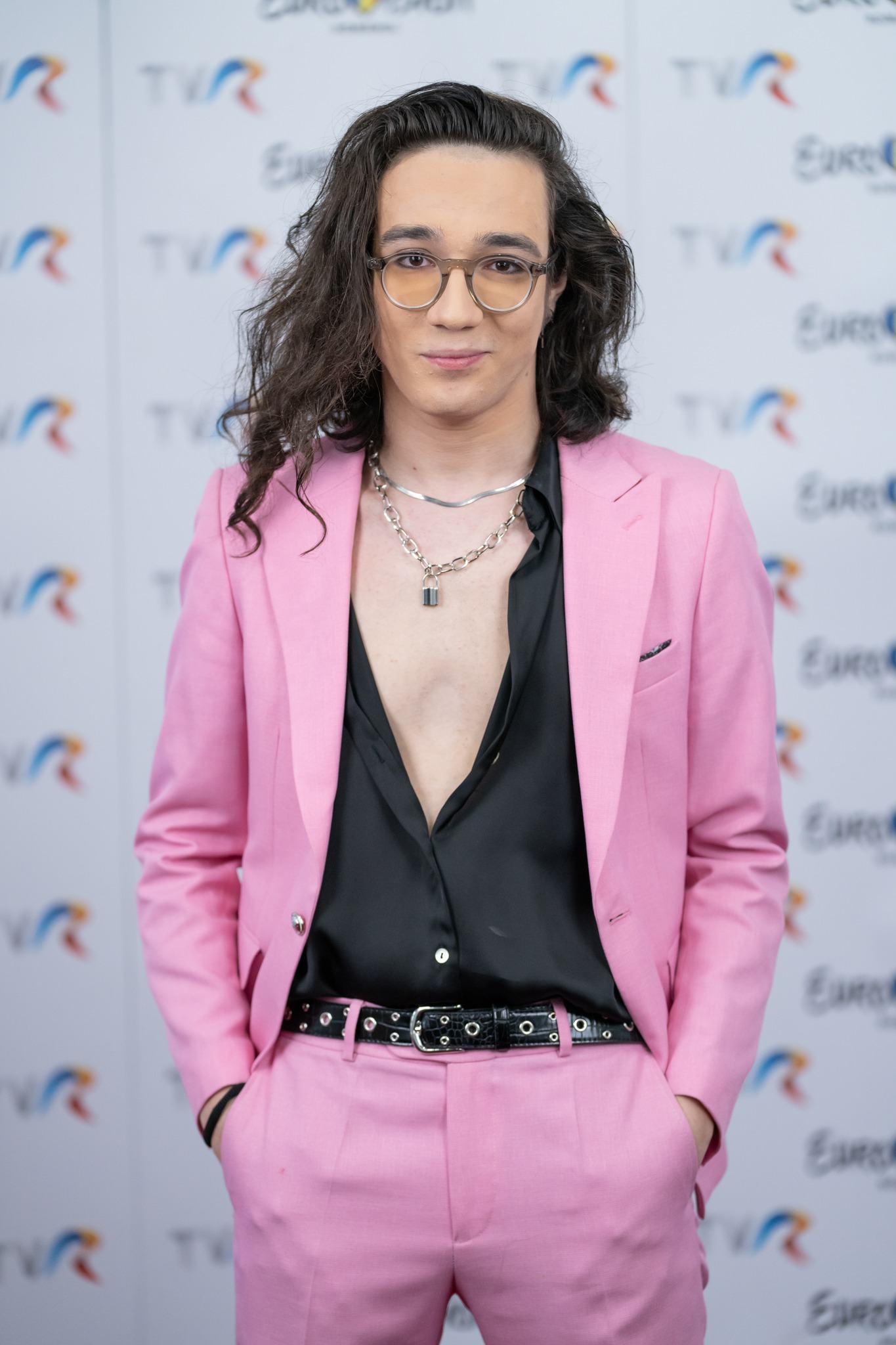 Cine e Theodor Andrei, reprezentantul României la Eurovision 2023. Tânărul are peste 100 de melodii compuse