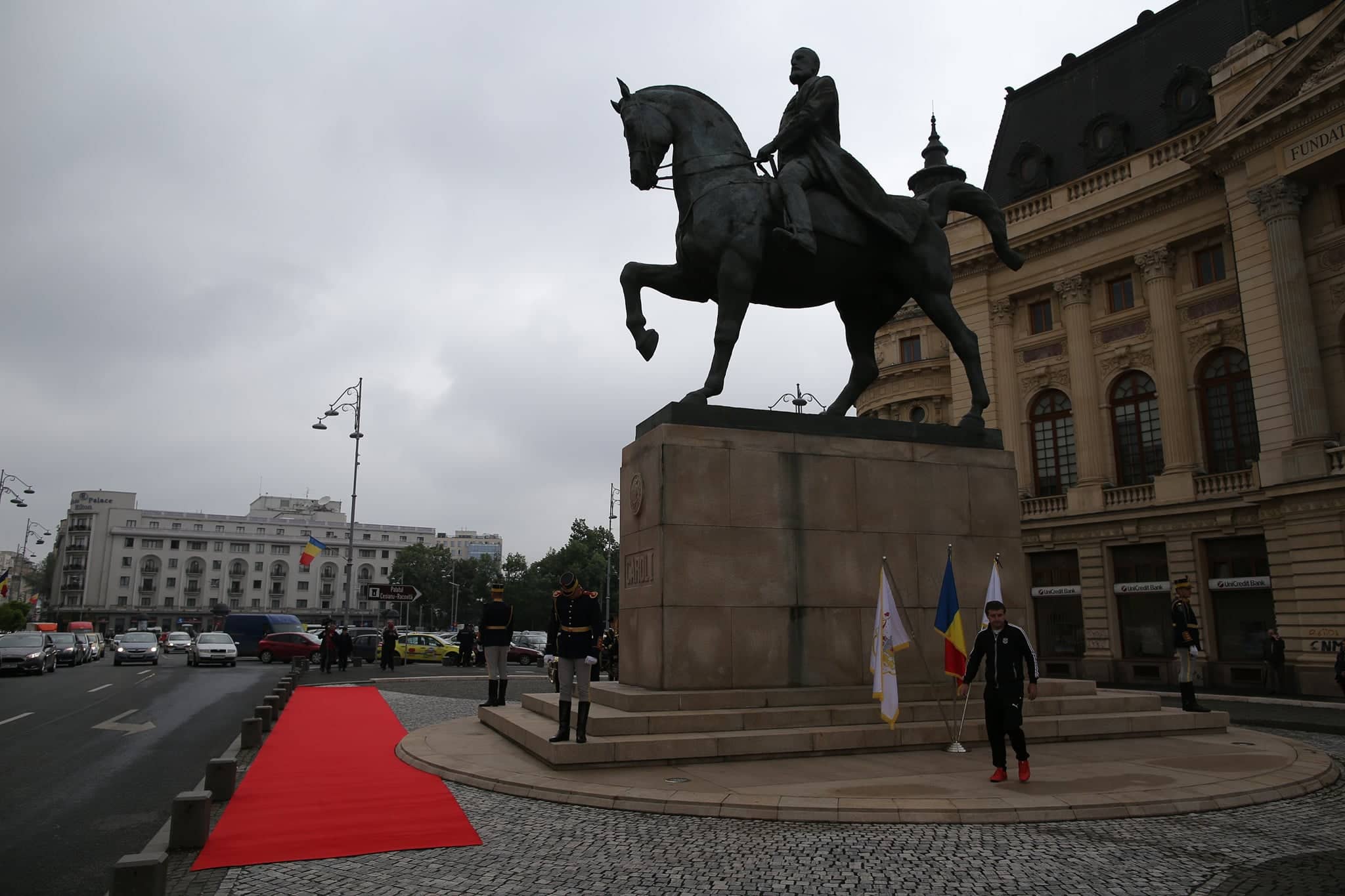 UPDATE. Ziua Regelui, marcată prin manifestări culturale. Ceremonie militară şi depuneri de coroane de flori la statuia Regelui Carol I din Piaţa Palatului Regal | FOTO&VIDEO