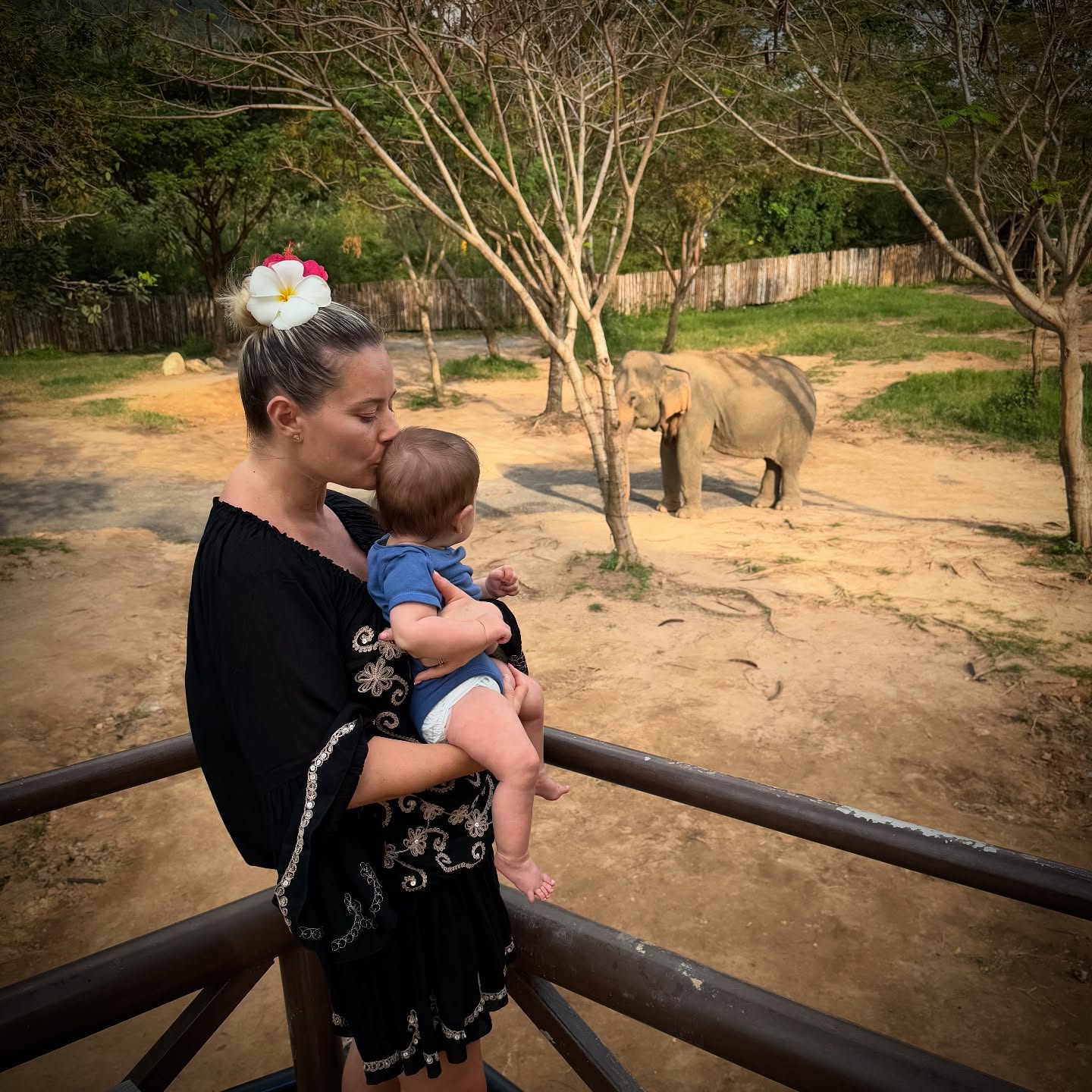 Cum arată Laura Cosoi în costum de baie, după ce a devenit mamă a patra oară. Actrița e în Thailanda cu întreaga familie