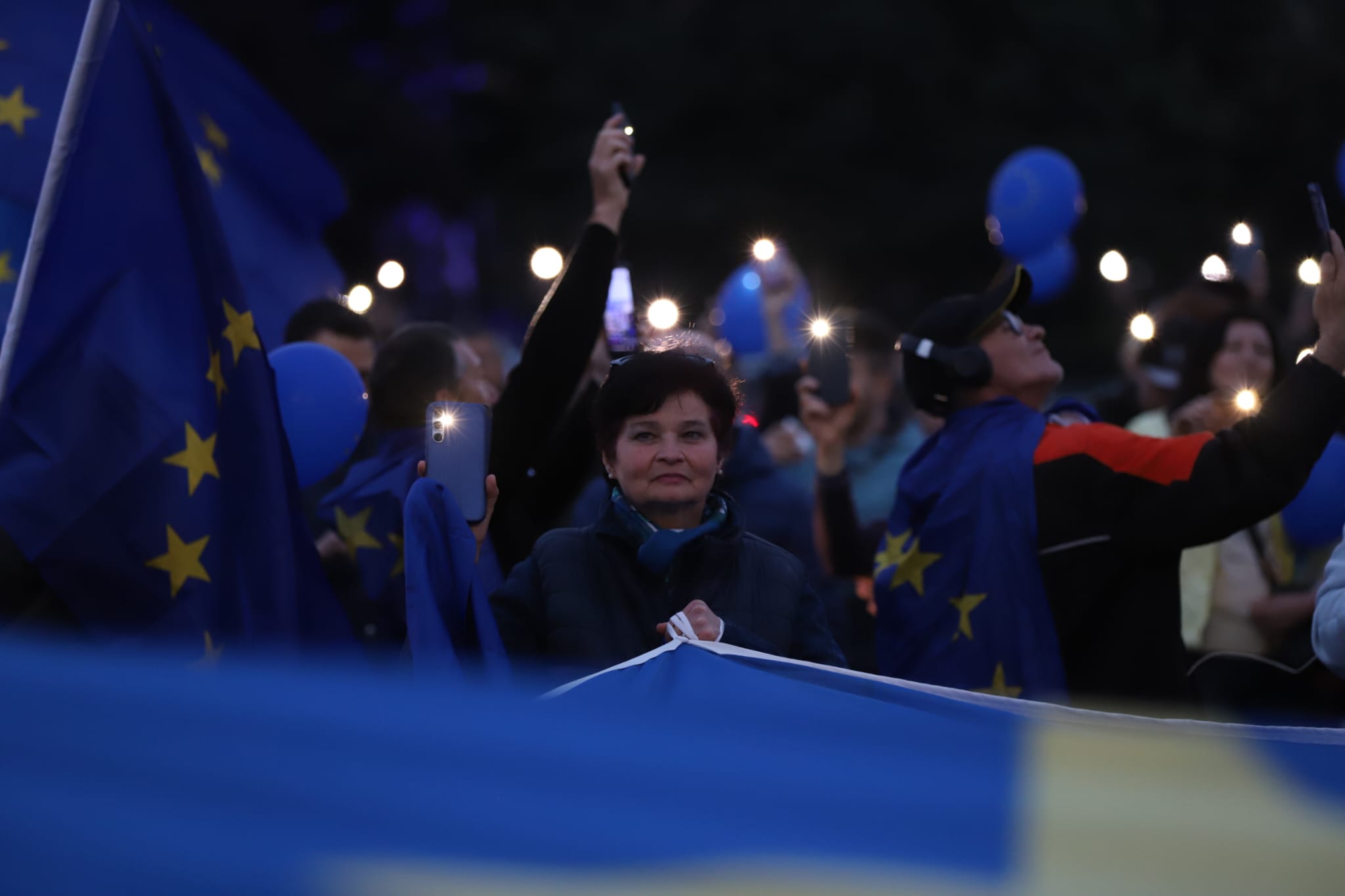 Manifestație pro-Europa cu prezență slabă. Tudor Chirilă: „Sǎ ciocnim un păhărel pentru România în Europa”