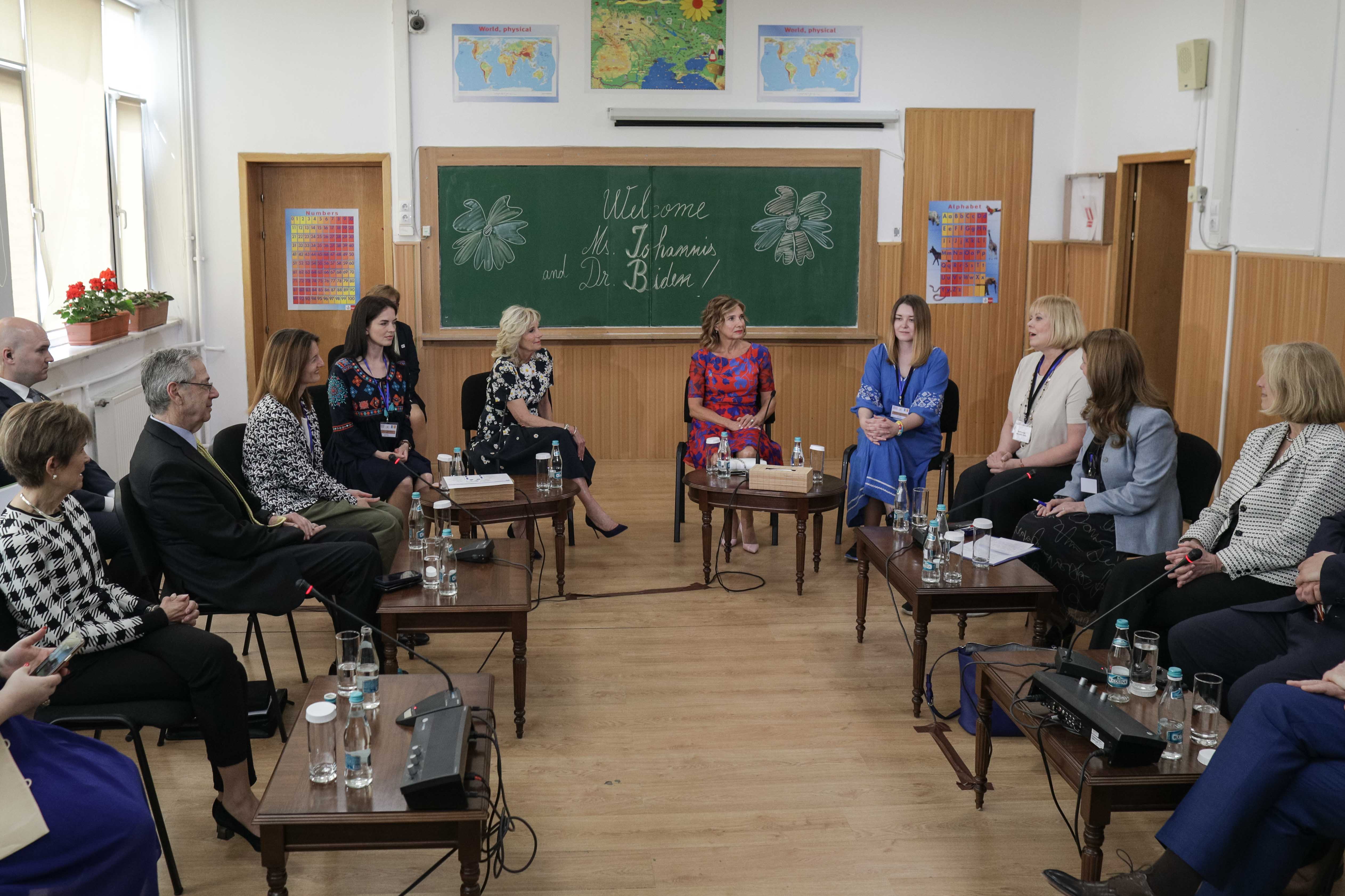 Jill Biden a vizitat alături de Carmen Iohannis o şcoală din București care găzduiește elevi ucraineni refugiați