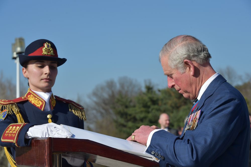 VIDEO & FOTO / Prinţul Charles, în România. Moștenitorul Coroanei Britanice a fost decorat de președintele Klaus Iohannis