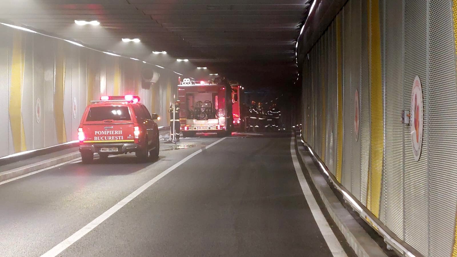 O mașină a luat foc în Pasajul Unirii. Toți oamenii au fost evacuați. VIDEO
