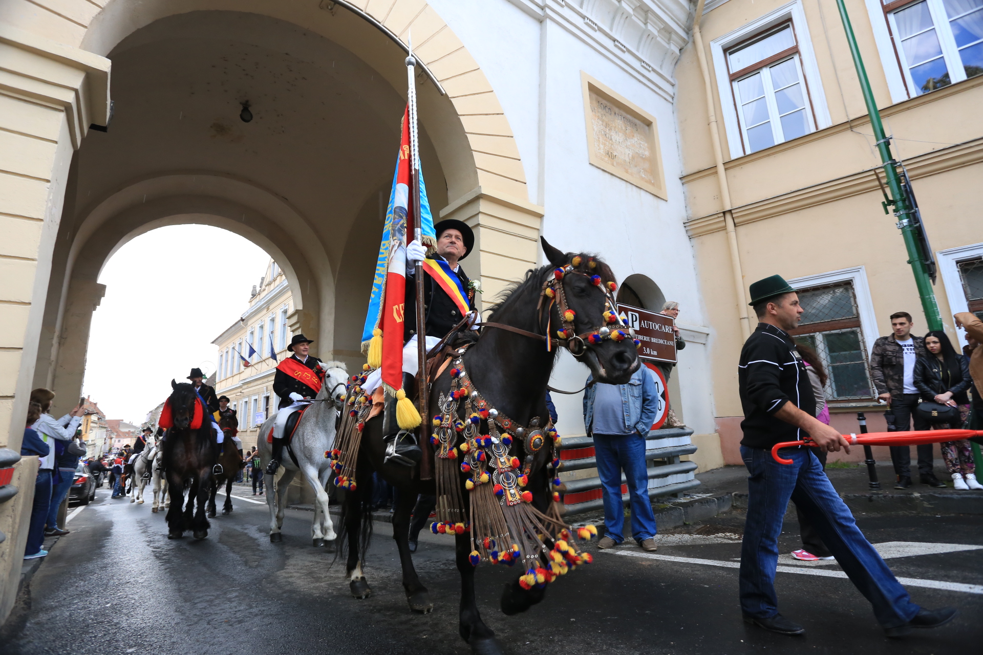 Mii de oameni au asistat la Parada Junilor la Brașov | GALERIE FOTO