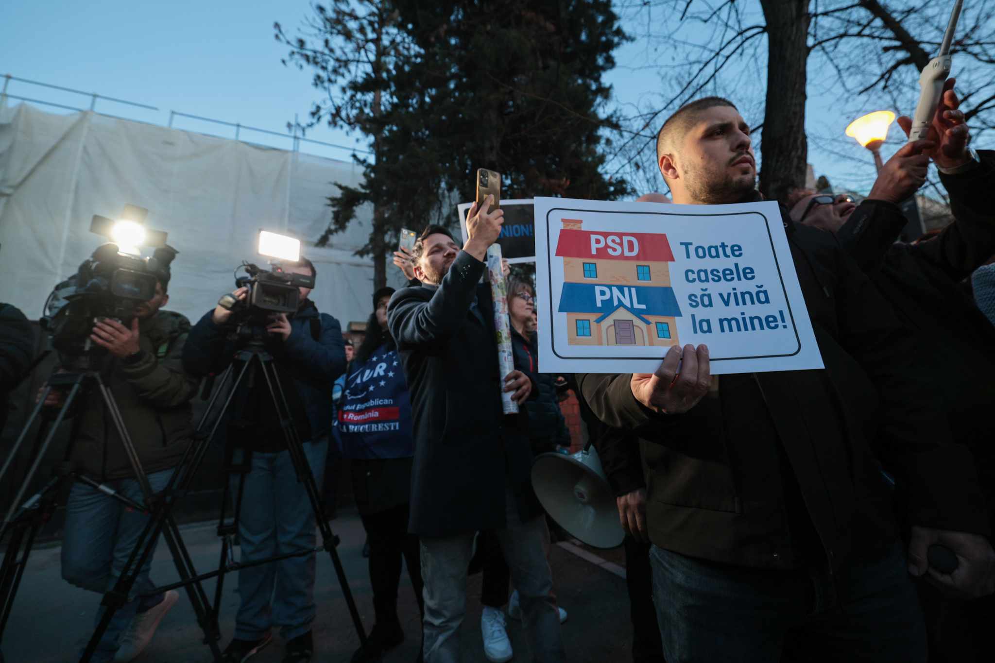 Protest AUR în fața imobilului din Aviatorilor renovat în secret pentru 7 milioane de euro: „După mandat, un palat”