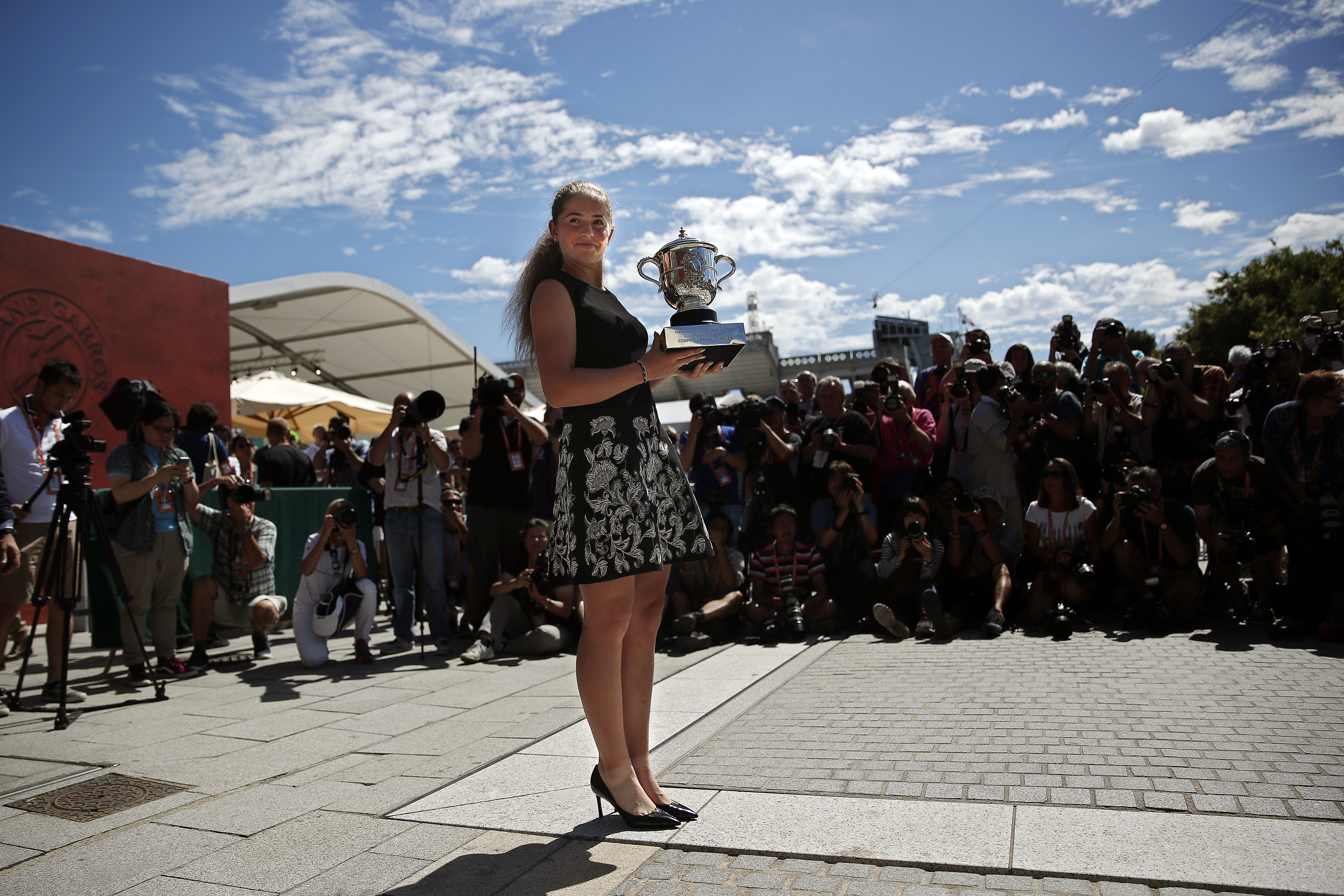 Jelena Ostapenko își trăiește momentul de glorie. Ședință foto cu trofeul, la Paris. Cum arată letona în pantofi cu toc! GALERIE FOTO