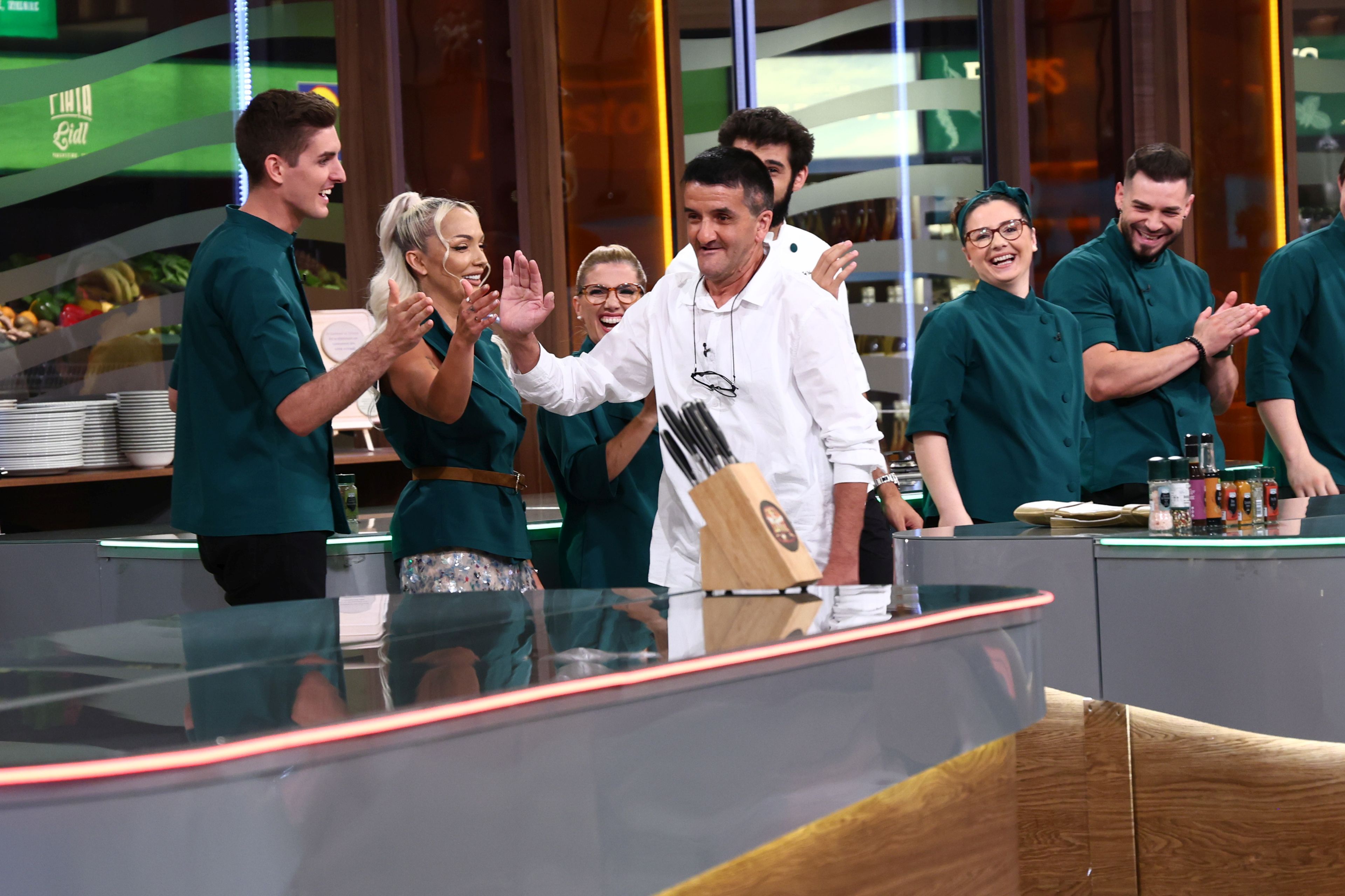 Mirela Chirulescu a fost eliminată de la „Chefi la cuțite” 2025. Schimbări în trei echipe, după duelul amuletelor dintre chef Richard și chef Orlando