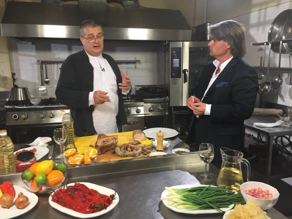 Cât costă o porție de salată de boeuf la restaurantul lui Mircea Dinescu din București: „Testăm și ne dăm cu părerea”