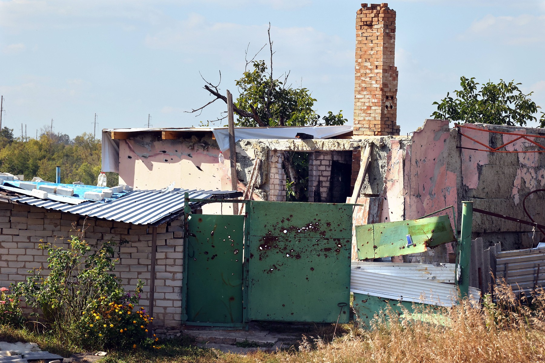 Odiseea unei bătrâne din Ucraina rănite în prima zi a războiului: a călătorit prin cinci țări pentru a se întoarce acasă, într-un sat în care e singura locuitoare | FOTO