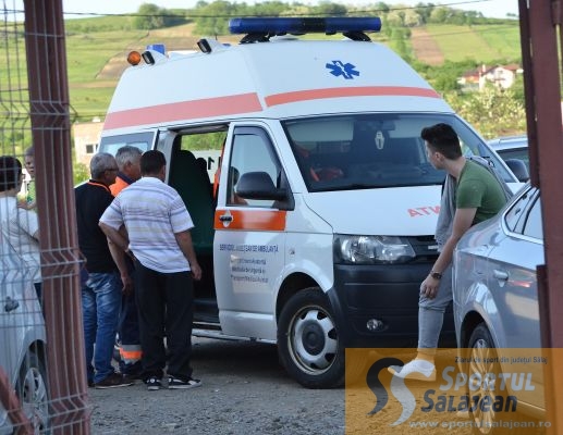 Clipe de coșmar la un meci de juniori din România. Un puști a fost transportat de urgență la spital