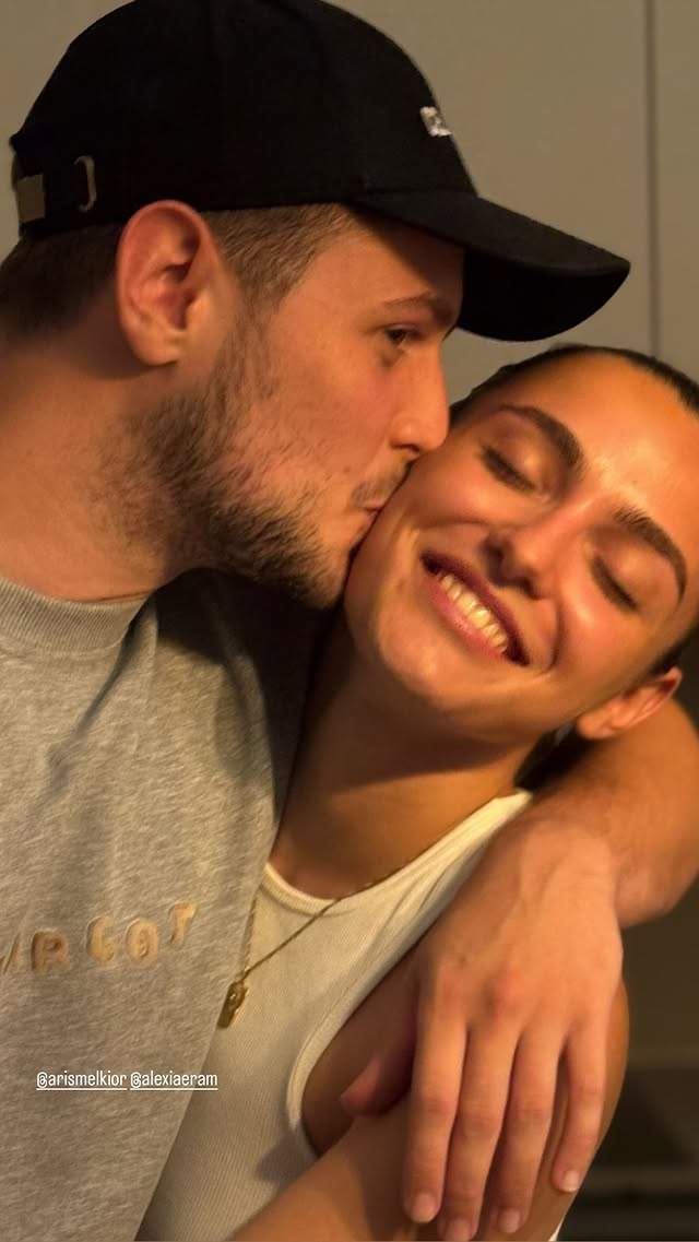 Aris Eram, fiul Andreei Esca, a împlinit 22 de ani. Cum l-a surprins familia lui la miezul nopții. „Regele meu Leu”