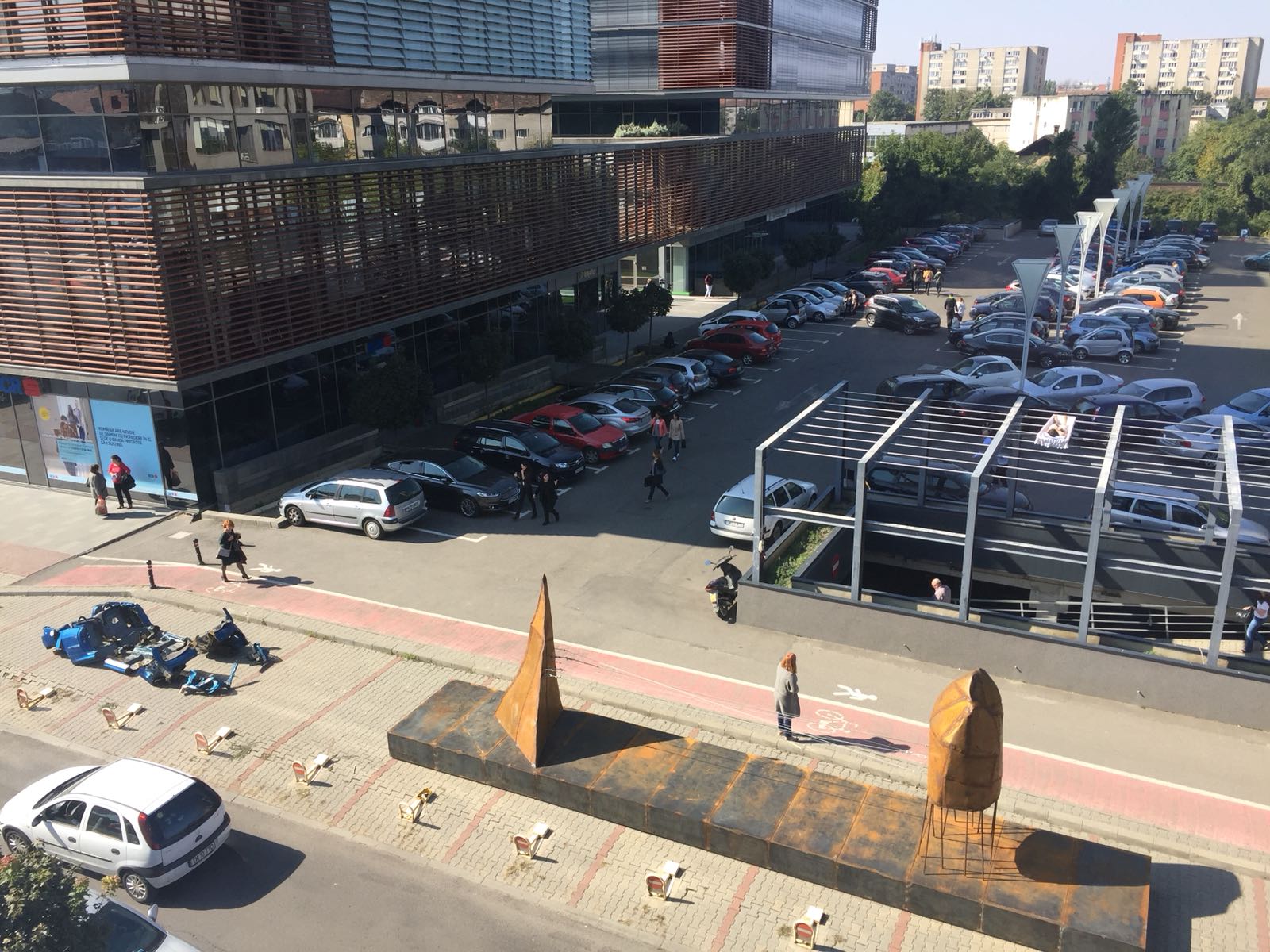 FOTO| Apariție șocantă lângă cel mai mare centru business din Timișoara. Operă de artă reprezentând un „mort” cu penisul în erecție, așezat într-un sicriu