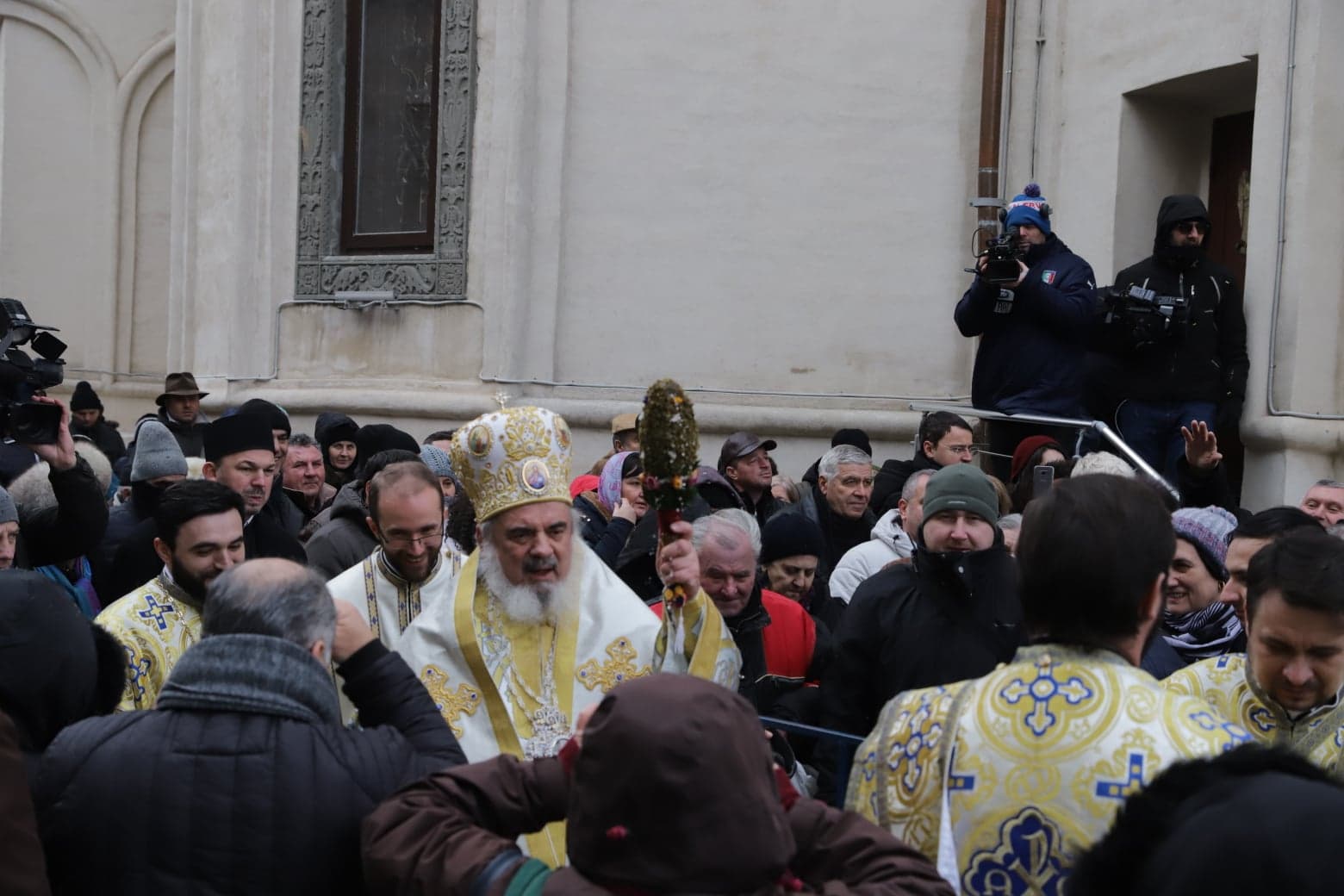 Slujba de Bobotează de la Patriarhie, oficiată de Patriarhul Daniel. Sute de oameni au stat la coadă pentru agheasmă / GALERIE FOTO