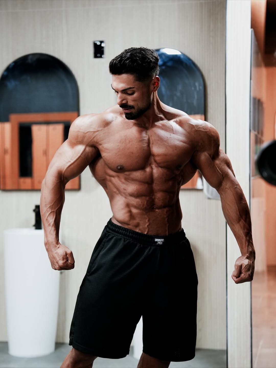 Cel mai urmărit român de pe Instagram a lăsat Marea Britanie pentru București. De ce a venit în țară „Urmașul lui Arnold Schwarzenegger”