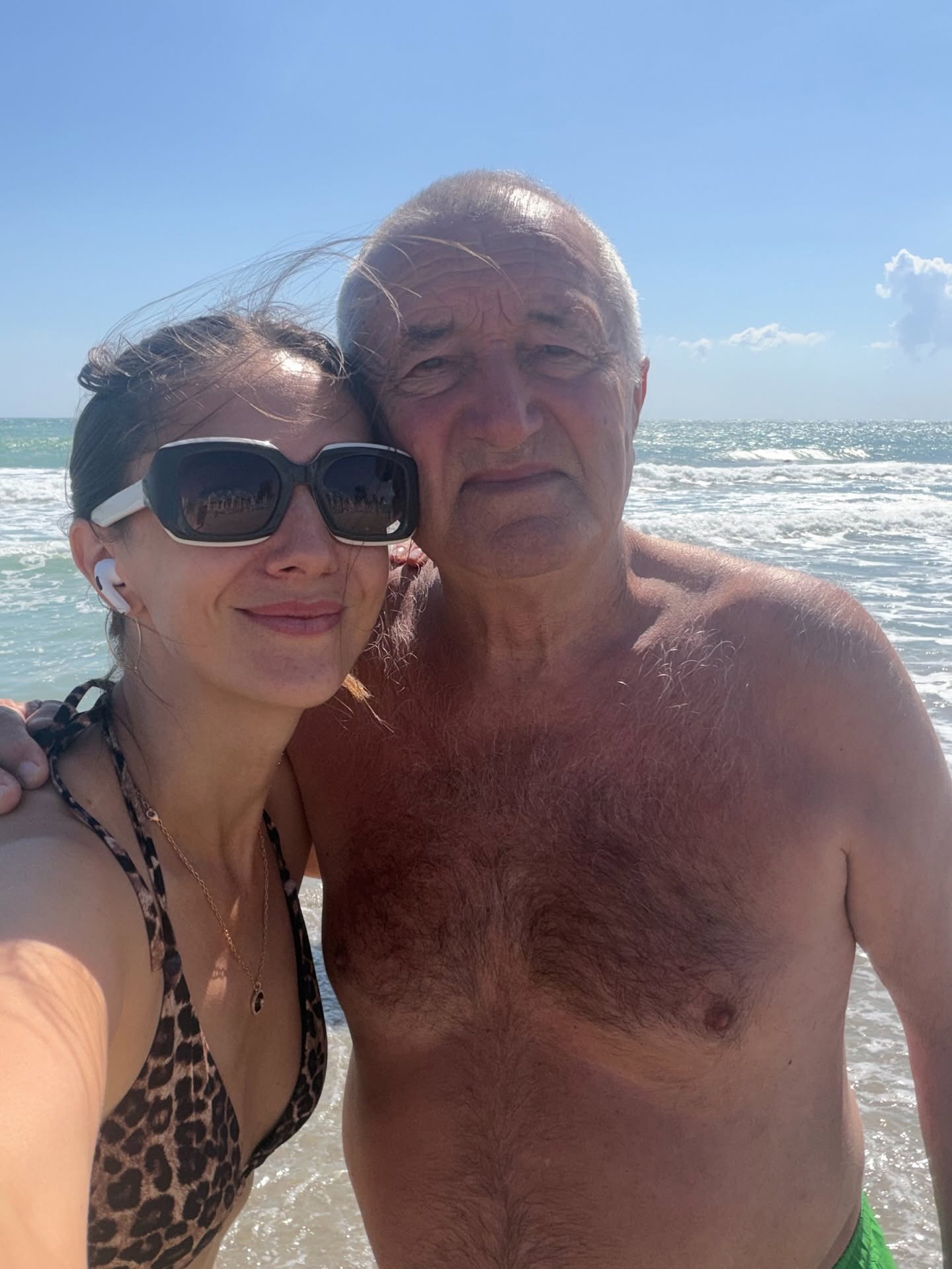 Cum au apărut Adela Popescu și Radu Vâlcan la malul mării. Actrița a făcut furori în costum de baie. „A fost neașteptat de frumos”