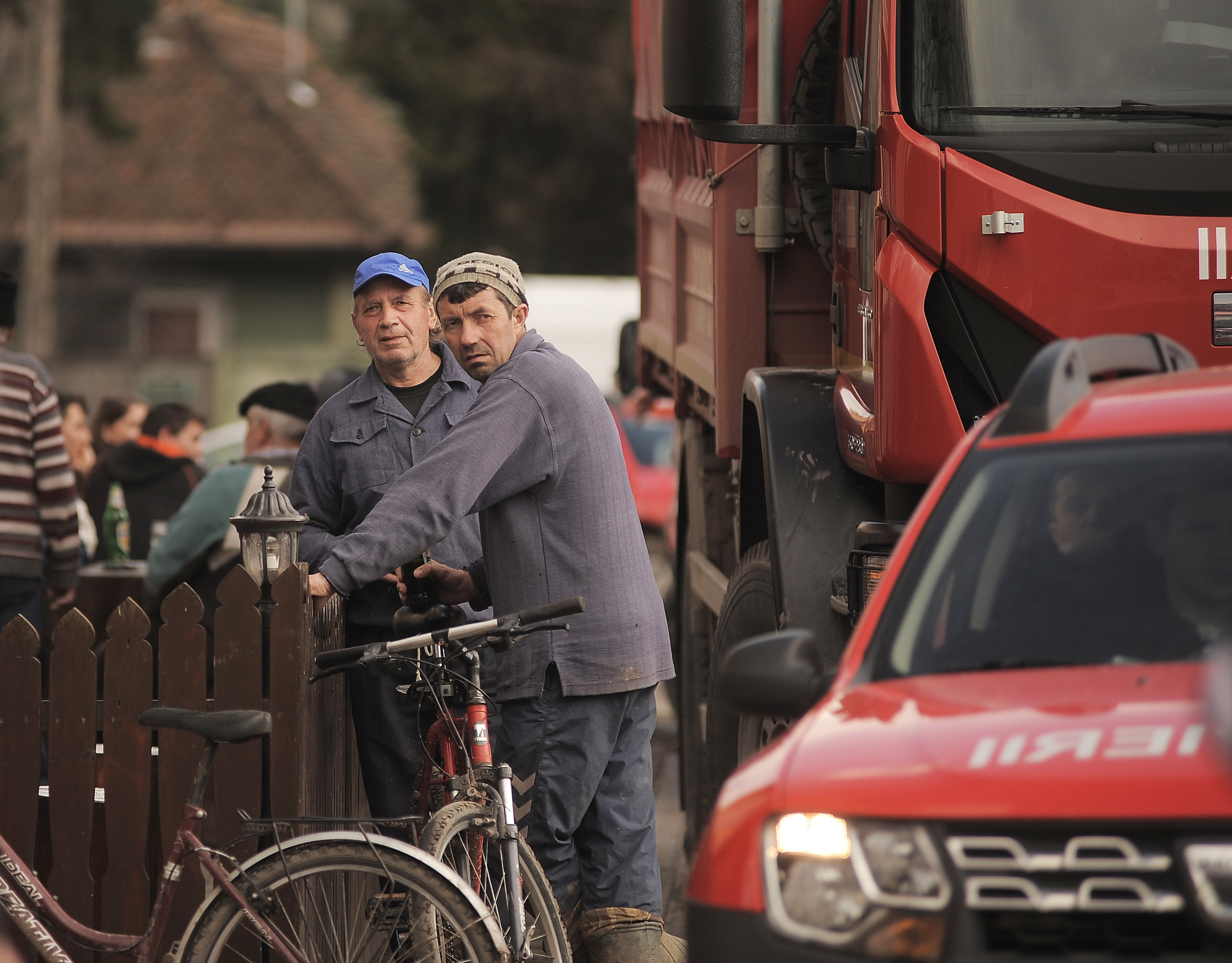 REPORTAJ: Ziua Maghiarilor, cu ghetele-n noroi, la Căpeni: "N-am mai ajuns să punem flori la monument. E înghiţit de apă“/FOTO